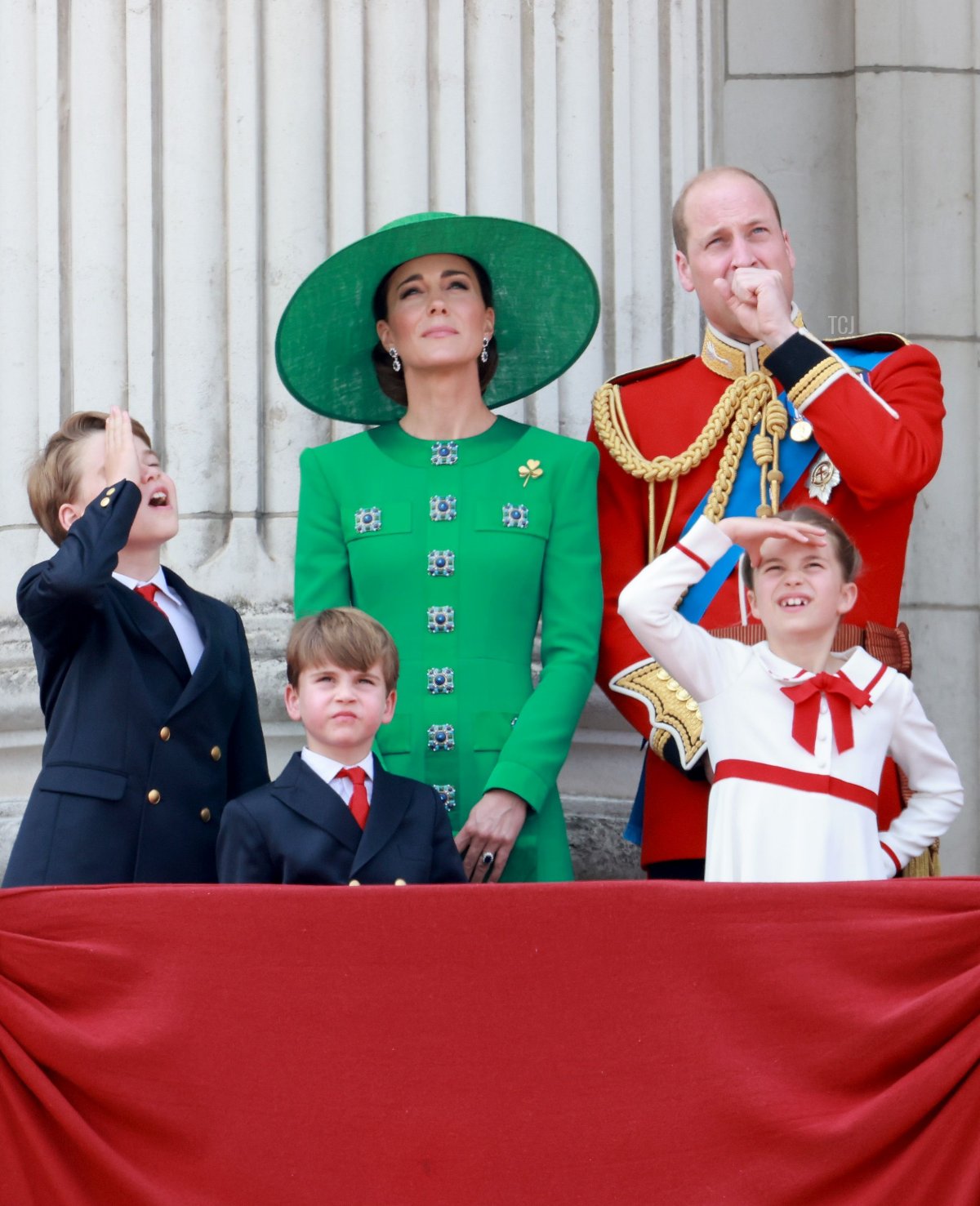 Il Principe e la Principessa di Galles, insieme al Principe George, al Principe Louis e alla Principessa Charlotte, assistono a un volo di aerei dal balcone di Buckingham Palace durante il Trooping the Colour, 17 giugno 2023 (Chris Jackson/Getty Images)