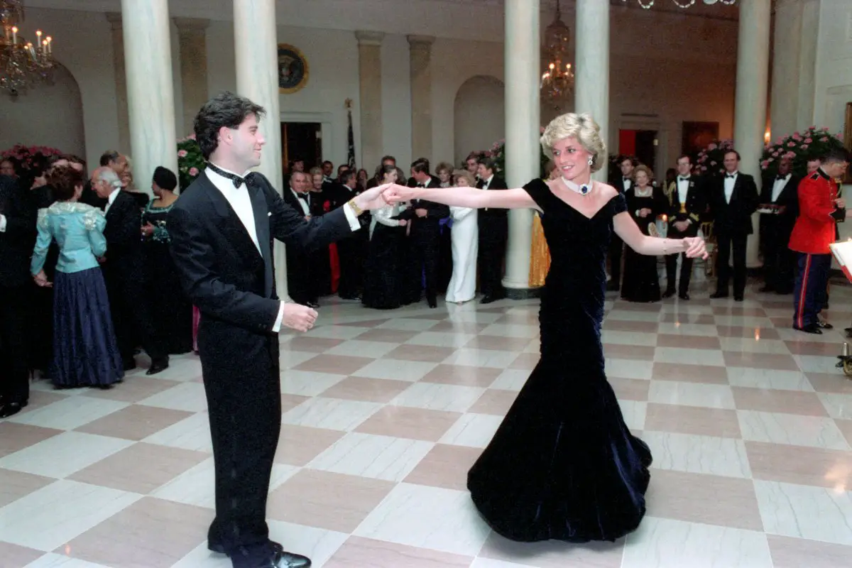 Diana, Principessa di Galles danza con John Travolta alla Casa Bianca, novembre 1985 (Wikimedia Commons)