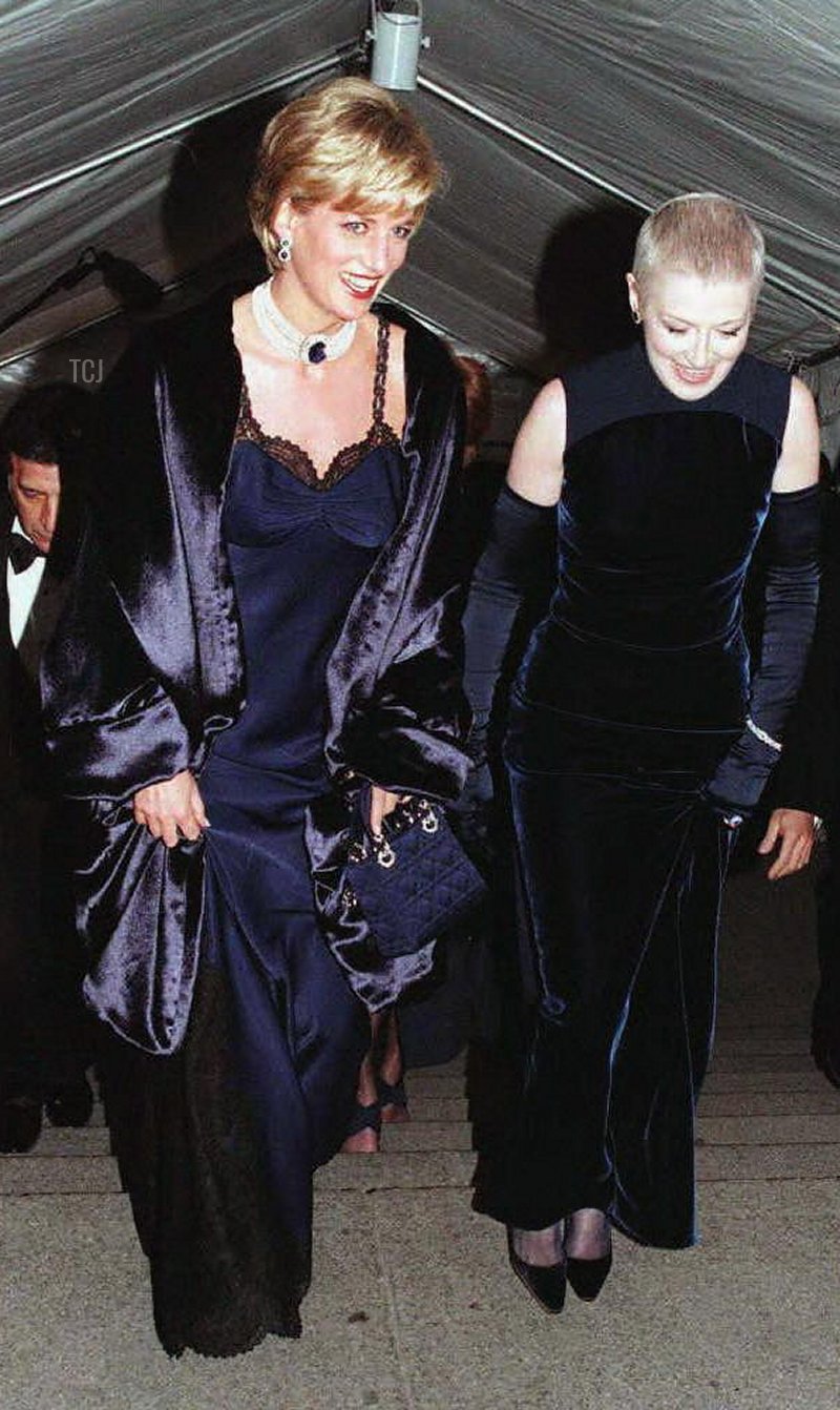 Diana, Principessa di Galles e Liz Tilberis arrivano per il Costume Institute Gala al Metropolitan Museum of Art a New York, dicembre 1996 (JOHN STILLWELL/AFP via Getty Images)