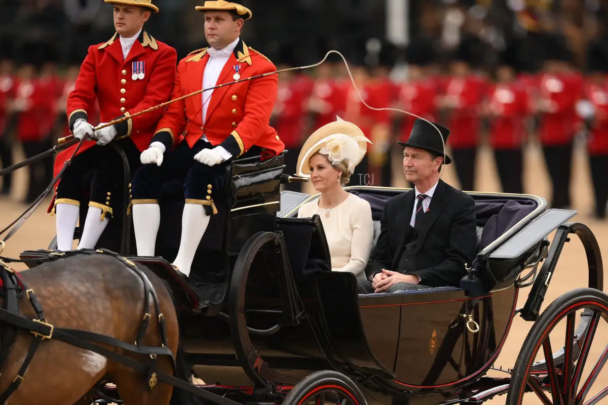 La Duchessa di Edimburgo e Sir Timothy Laurence viaggiano in carrozza durante le celebrazioni del Trooping the Colour a Londra, 17 giugno 2023 (DANIEL LEAL/AFP via Getty Images)