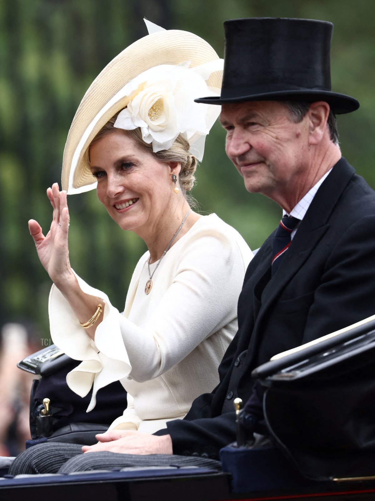 La Duchessa di Edimburgo e Sir Timothy Laurence viaggiano in carrozza durante le celebrazioni del Trooping the Colour a Londra, 17 giugno 2023 (HENRY NICHOLLS/AFP via Getty Images)