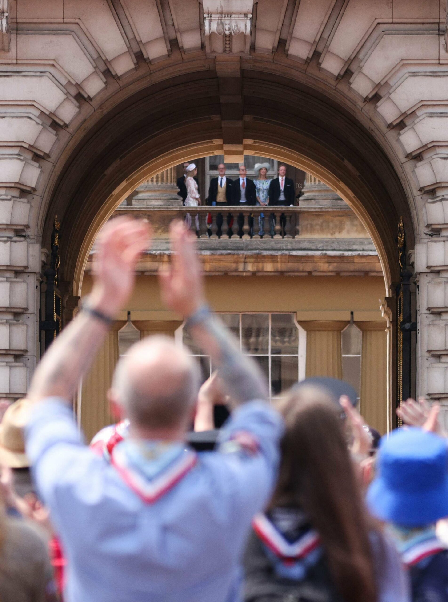 Membri della famiglia allargata di Kent sono ritratti su un balcone interno all'interno del cortile di Buckingham Palace durante il Trooping the Colour, 17 giugno 2023 (ADRIAN DENNIS/AFP via Getty Images)