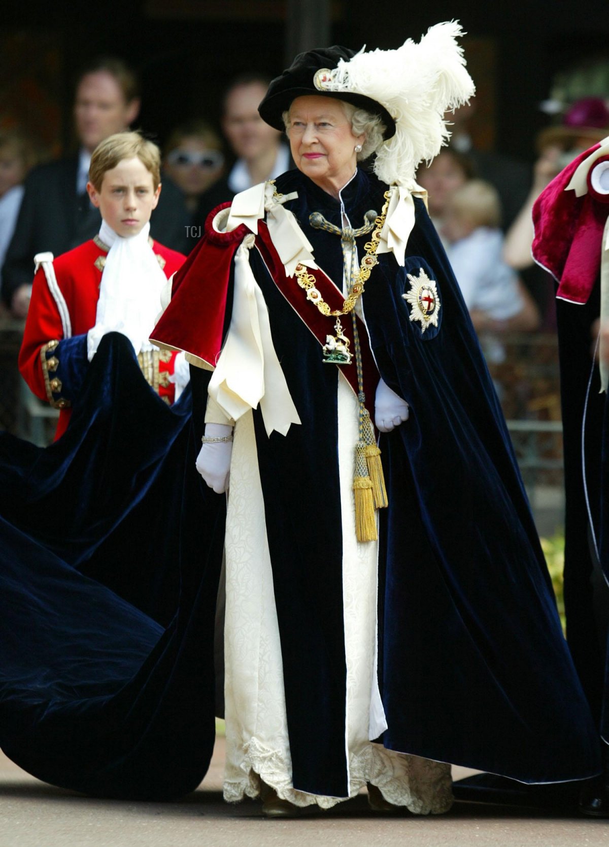 Regina Elisabetta II del Regno Unito arriva alla Cappella di San Giorgio, Windsor, prima del servizio per l'Ordine della Giarrettiera il 13 giugno 2005 (ANDREW PARSONS/AFP via Getty Images)