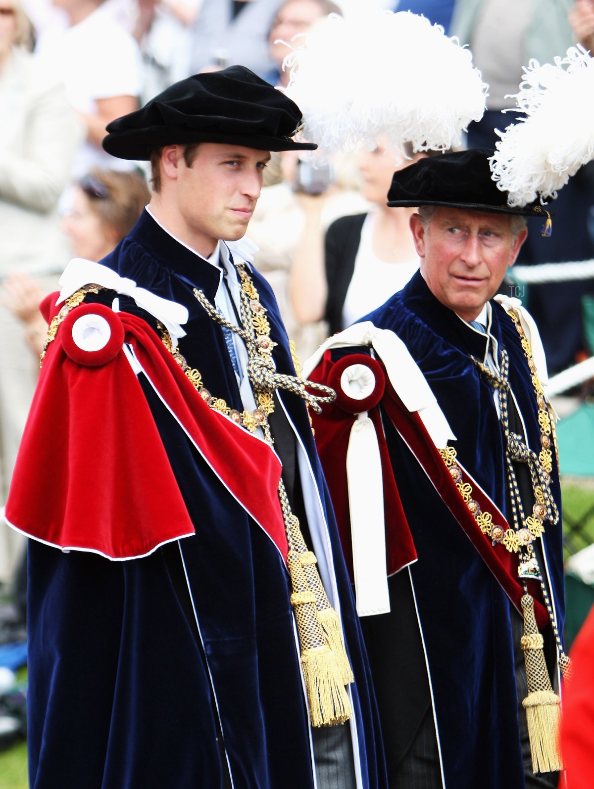 Il Principe William cammina accanto a suo padre, il Principe di Galles, mentre si dirigono verso la Cappella di San Giorgio per partecipare al servizio dell'Ordine della Giarrettiera il 16 giugno 2008 a Windsor, Inghilterra (Chris Jackson/Getty Images)