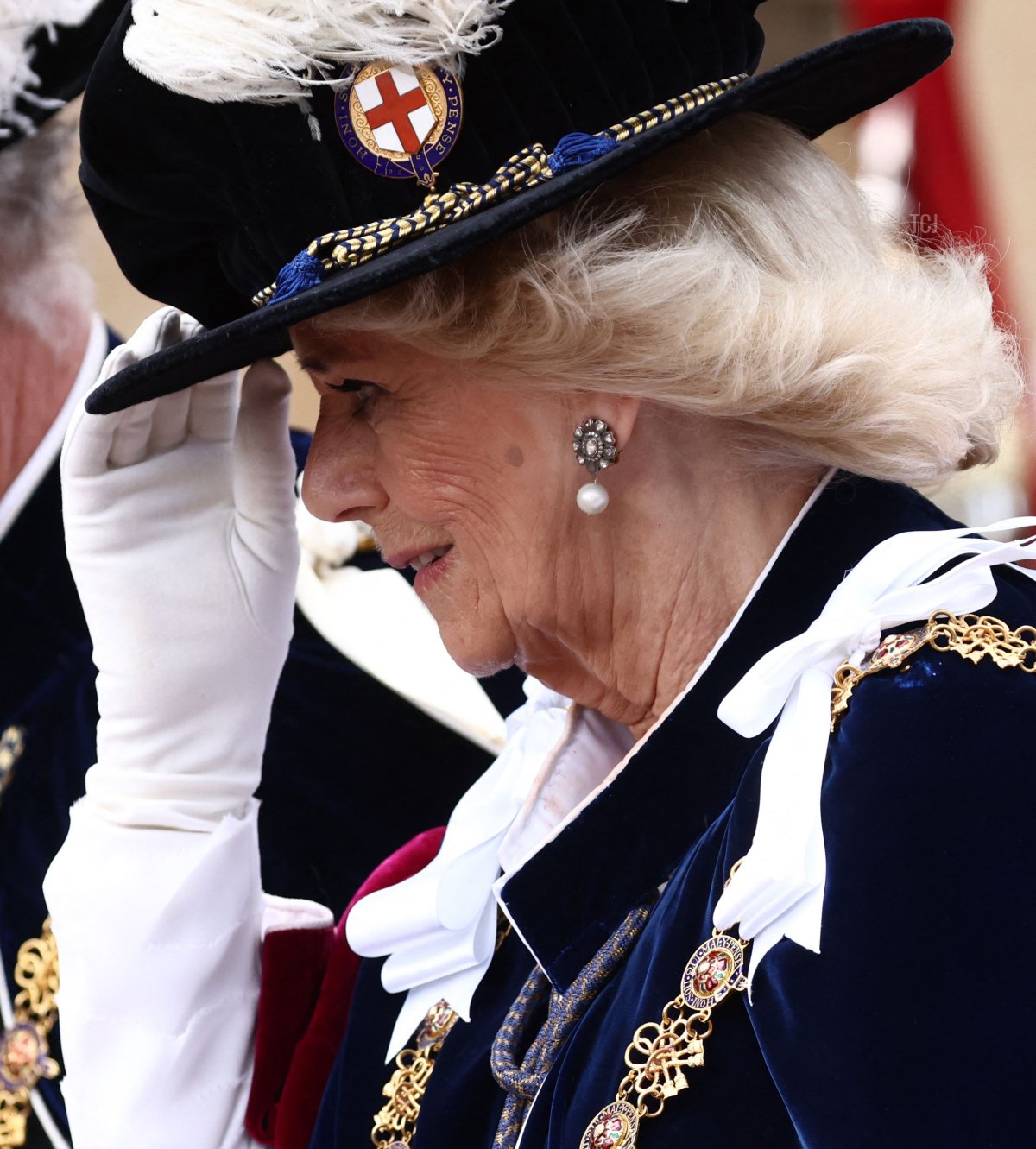 Regina Camilla arriva alla Cappella di San Giorgio per partecipare al servizio dell'Ordine della Giarrettiera al Castello di Windsor il 19 giugno 2023 a Windsor, Inghilterra (Henry Nicholls - WPA Pool/Getty Images)