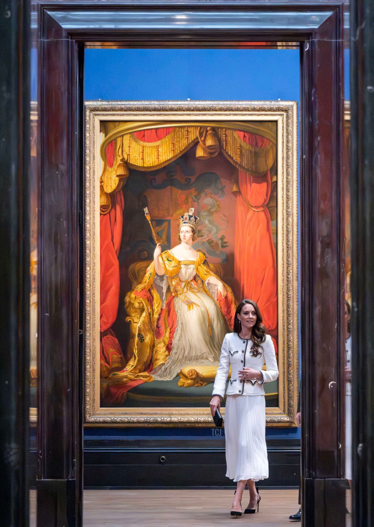 La Principessa di Galles passa accanto a una replica di un dipinto di George Hayter che raffigura la Regina Vittoria mentre partecipa alla riapertura della National Portrait Gallery a Londra il 20 giugno 2023 (Paul Grover - WPA Pool/Getty Images)