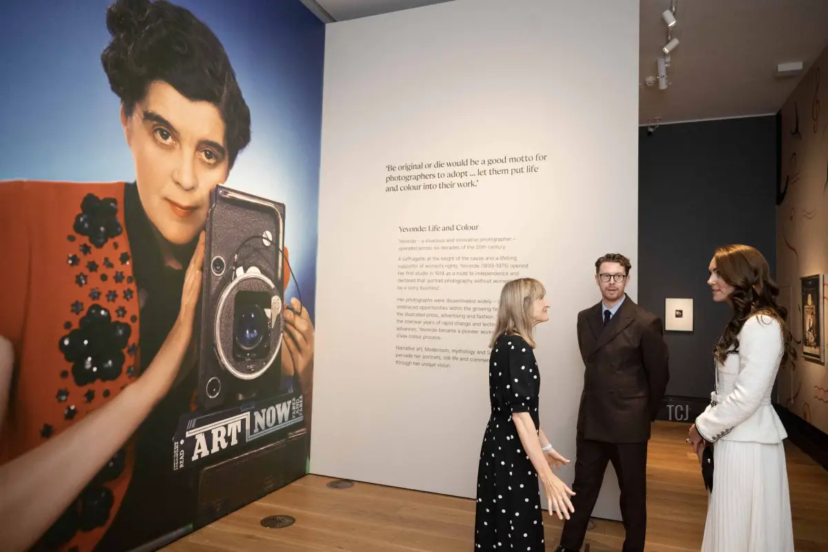 La Principessa di Galles visita un'esposizione che presenta opere della fotografa Madame Yevonde degli anni '30 durante la riapertura della National Portrait Gallery a Londra il 20 giugno 2023 (Paul Grover - WPA Pool/Getty Images)