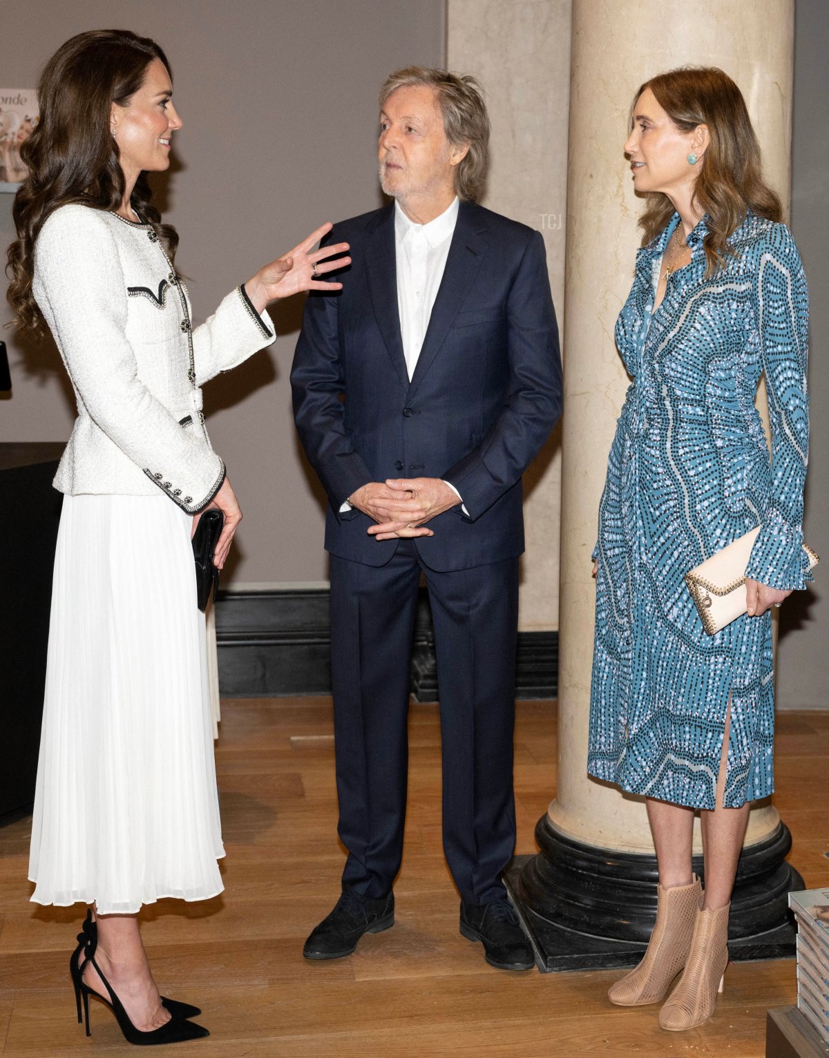 La Principessa di Galles parla con Paul McCartney e sua moglie, Nancy Shevell, mentre partecipa alla riapertura della National Portrait Gallery a Londra il 20 giugno 2023 (Paul Grover - WPA Pool/Getty Images)