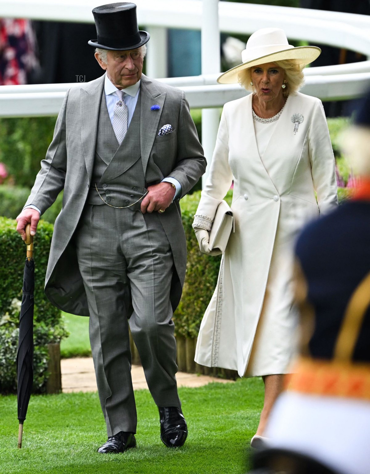 Il Re Carlo III e la Regina Camilla arrivano per assistere alle corse nel primo giorno del Royal Ascot, ad Ascot, a ovest di Londra, il 20 giugno 2023 (JUSTIN TALLIS/AFP via Getty Images)