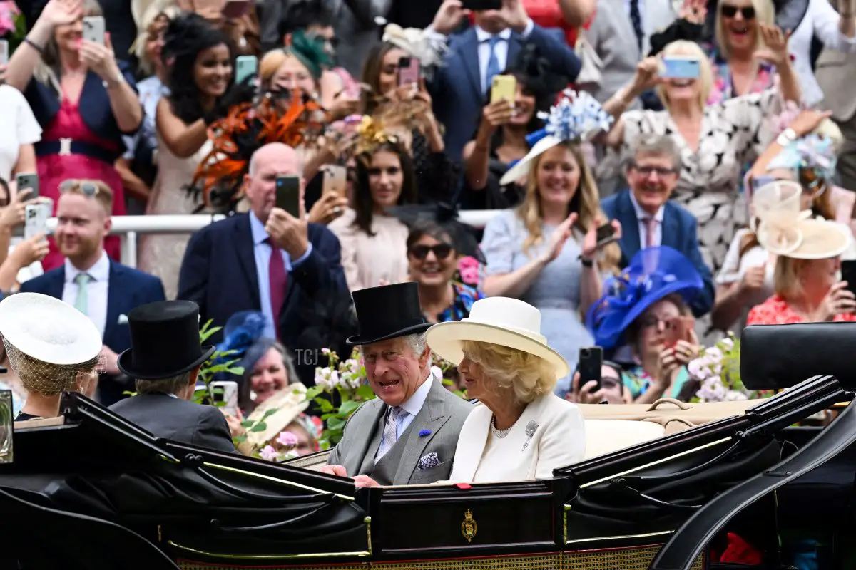 Il Re Carlo III e la Regina Camilla arrivano nella tradizionale processione in carrozza per assistere alle corse nel primo giorno del Royal Ascot, ad Ascot, a ovest di Londra, il 20 giugno 2023 (JUSTIN TALLIS/AFP via Getty Images)