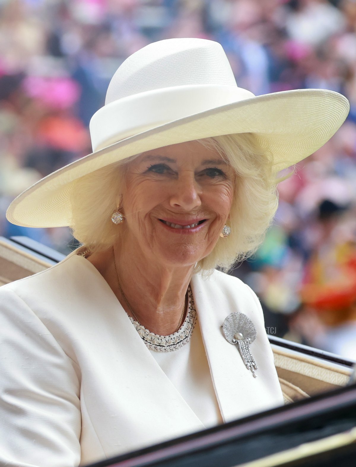 La Regina Camilla arriva nella tradizionale processione in carrozza per assistere alle corse nel primo giorno del Royal Ascot, ad Ascot, a ovest di Londra, il 20 giugno 2023 (Chris Jackson/Getty Images)