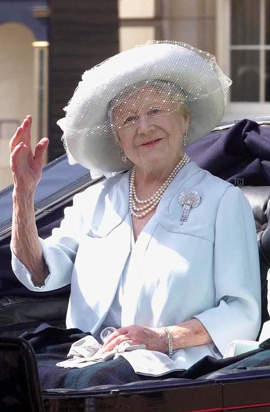 La Regina Elisabetta la Regina Madre partecipa alle cerimonie del Trooping the Colour a Londra, 17 giugno 2000 (AFP via Getty Images)