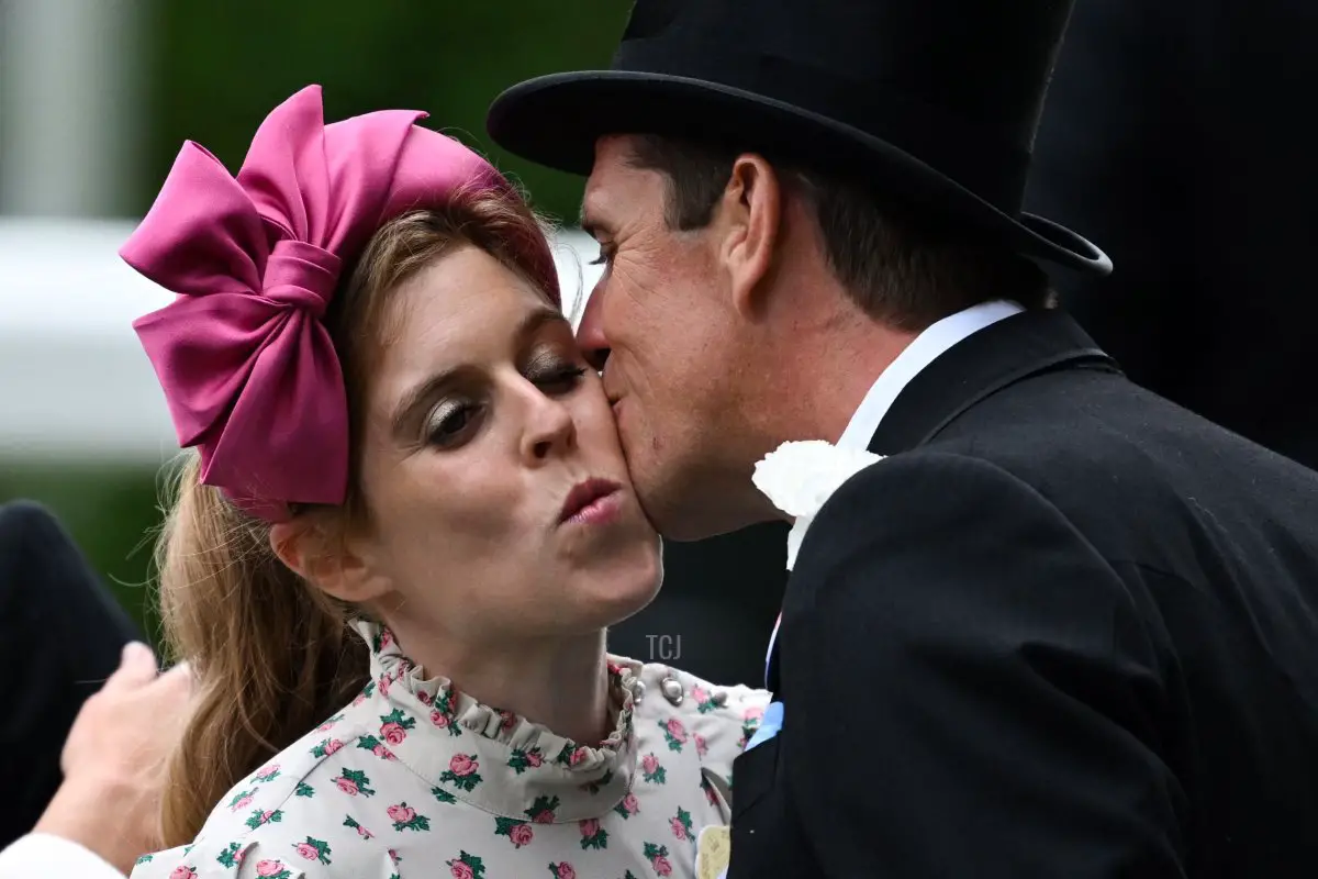 La Principessa Beatrice di York è accolta al suo arrivo per assistere alle corse nel primo giorno del Royal Ascot, ad Ascot, a ovest di Londra, il 20 giugno 2023 (JUSTIN TALLIS/AFP via Getty Images)