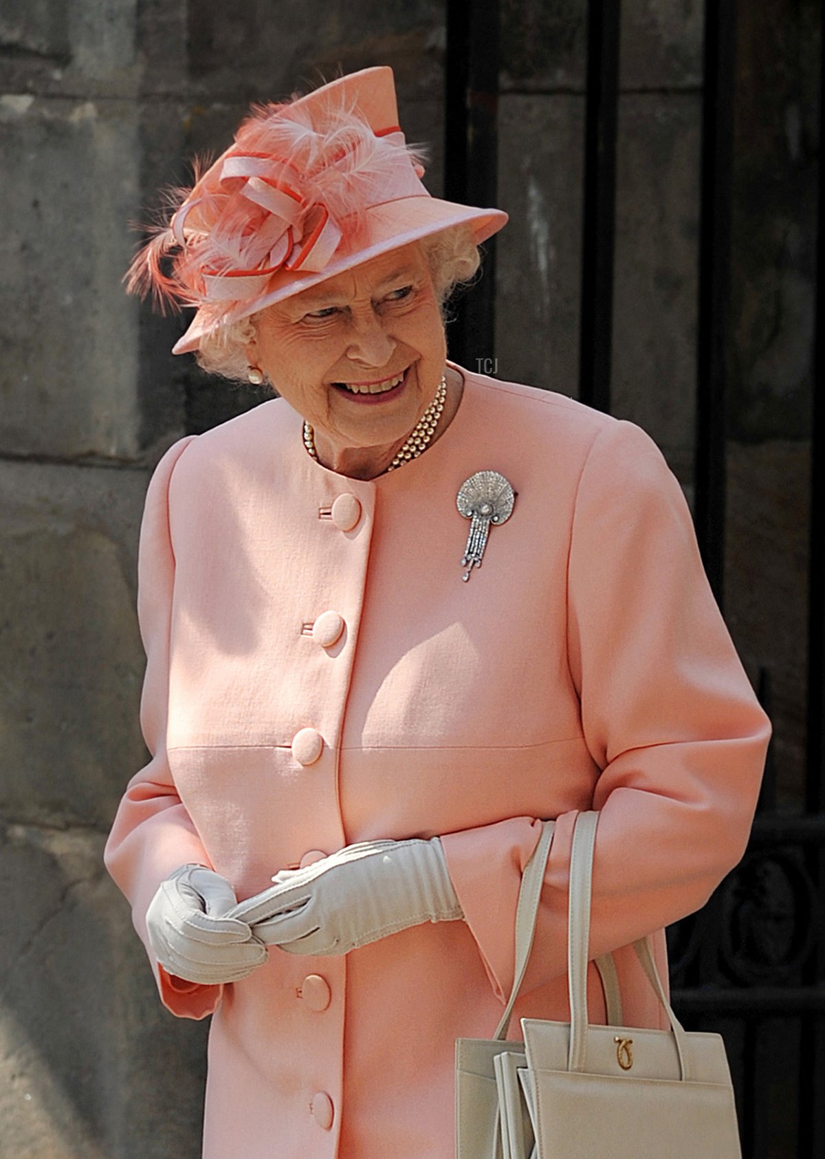 La Regina Elisabetta II esce dopo aver assistito al matrimonio tra il giocatore di rugby inglese Mike Tindall e sua nipote Zara Phillips a Canongate Kirk a Edimburgo, Scozia, il 30 luglio 2011 (BEN STANSALL/POOL/AFP via Getty Images)