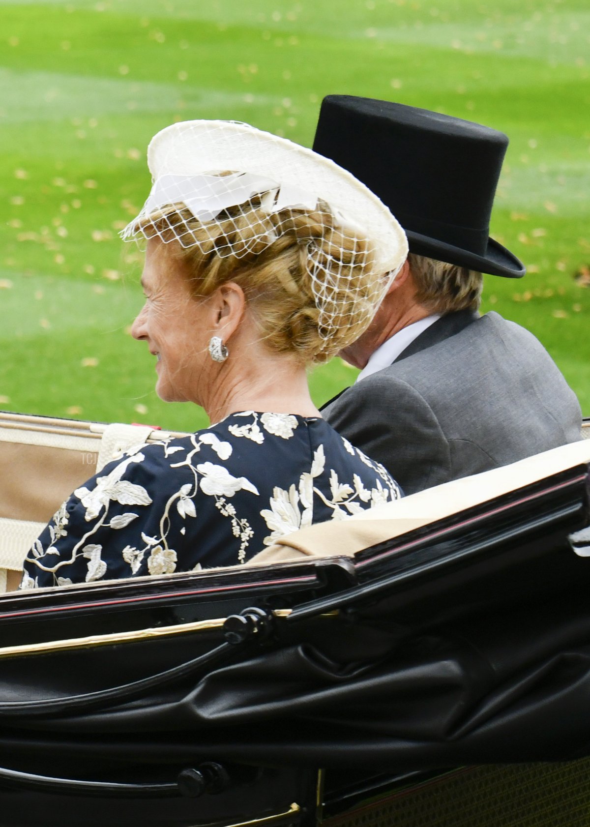 Il Duca e la Duchessa di Wellington arrivano nella tradizionale processione in carrozza per assistere alle corse nel primo giorno del Royal Ascot, ad Ascot, a ovest di Londra, il 20 giugno 2023 (Kirstin Sinclair/Getty Images per Royal Ascot)