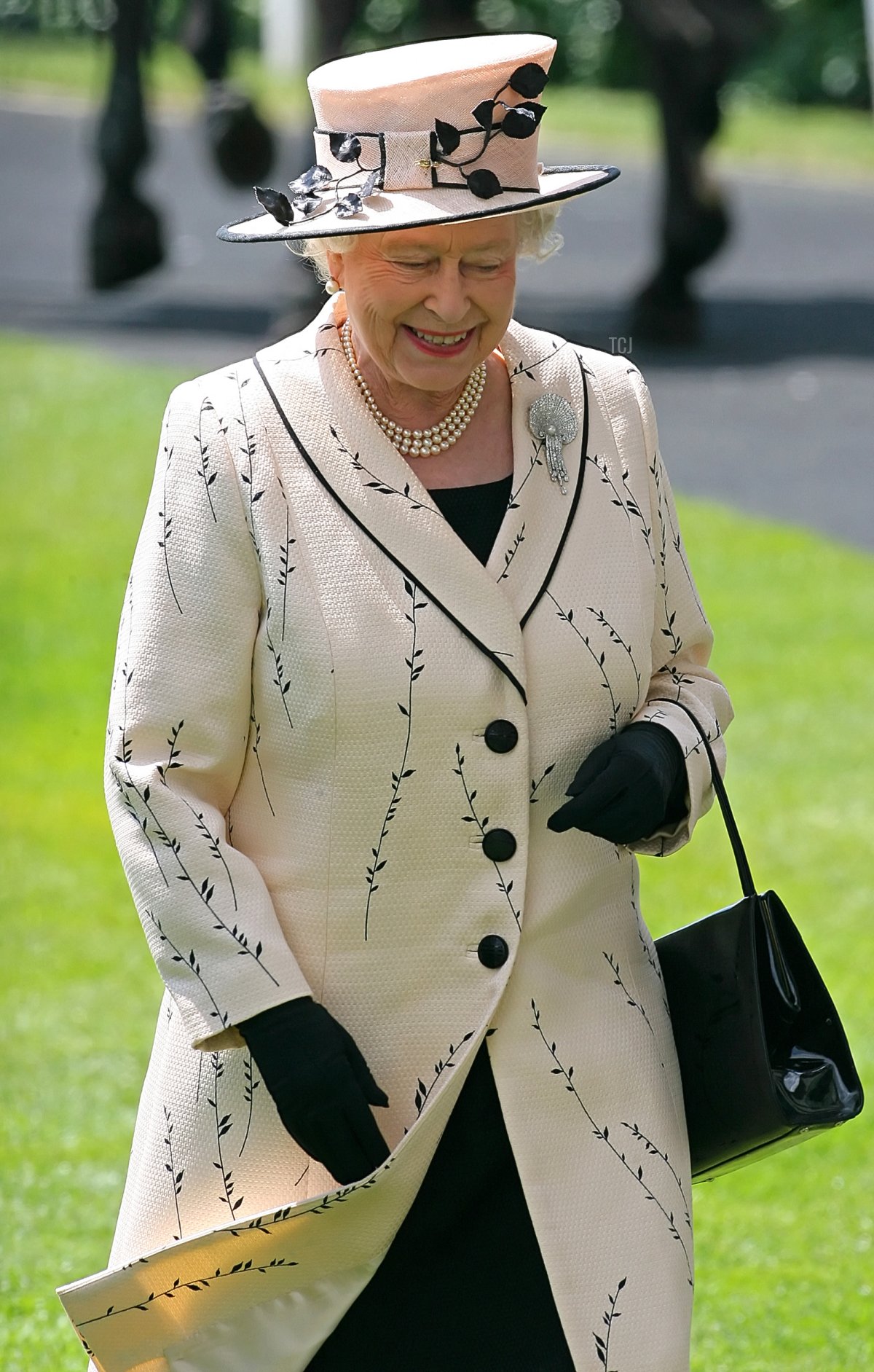 La Regina Elisabetta II arriva all'ippodromo di Ascot nel primo giorno del Royal Ascot nel sud dell'Inghilterra, il 17 giugno 2008 (CARL DE SOUZA/AFP via Getty Images)