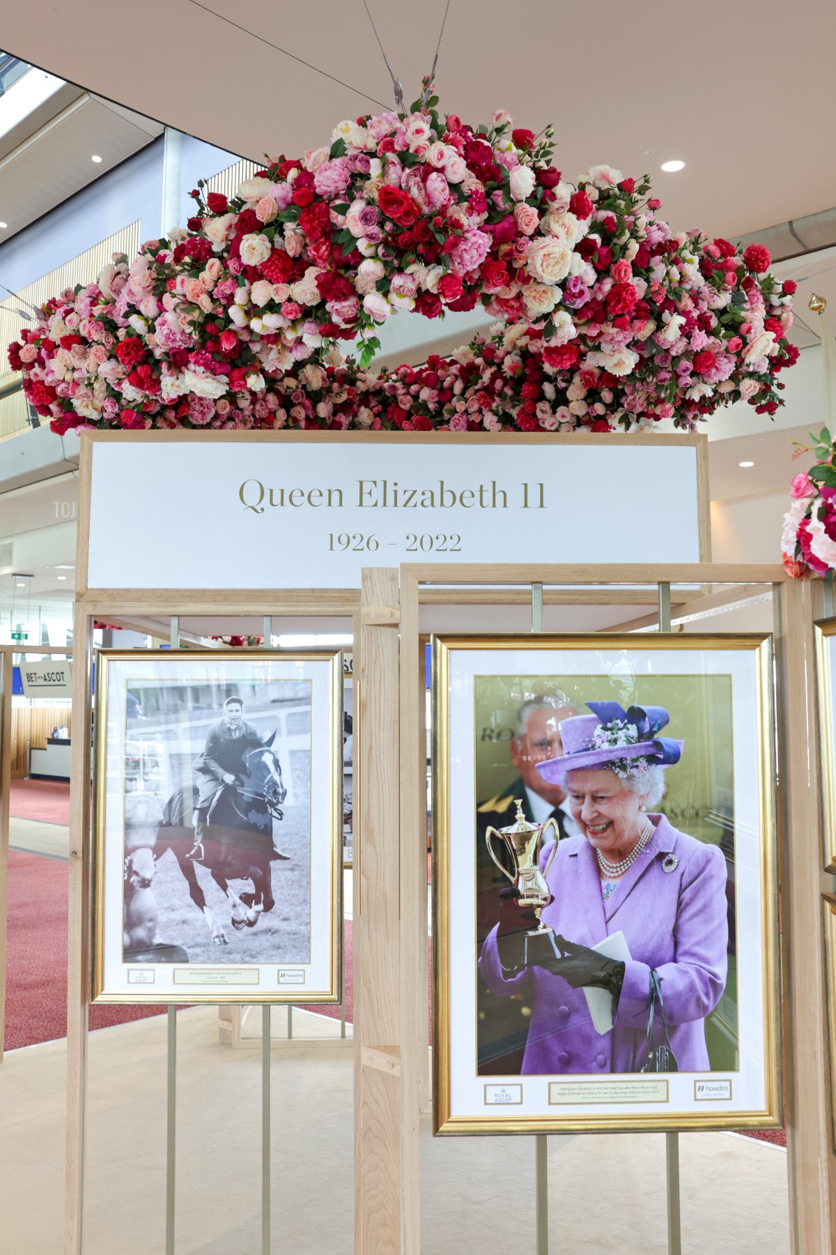 Un'esposizione fotografica, curata dal fotografo reale Chris Jackson per Royal Ascot supportata da Howden, segna la stretta associazione della defunta Regina con Royal Ascot e un interesse permanente per i cavalli e le corse, 20 giugno 2023 (Chris Jackson/Getty Images)