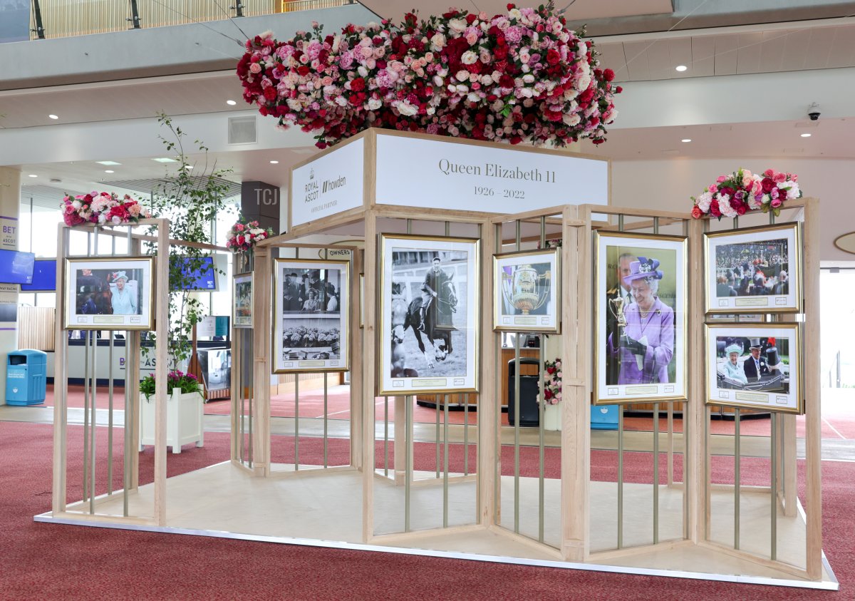 Un'esposizione fotografica, curata dal fotografo reale Chris Jackson per Royal Ascot supportata da Howden, segna la stretta associazione della defunta Regina con Royal Ascot e un interesse permanente per i cavalli e le corse, 20 giugno 2023 (Chris Jackson/Getty Images)