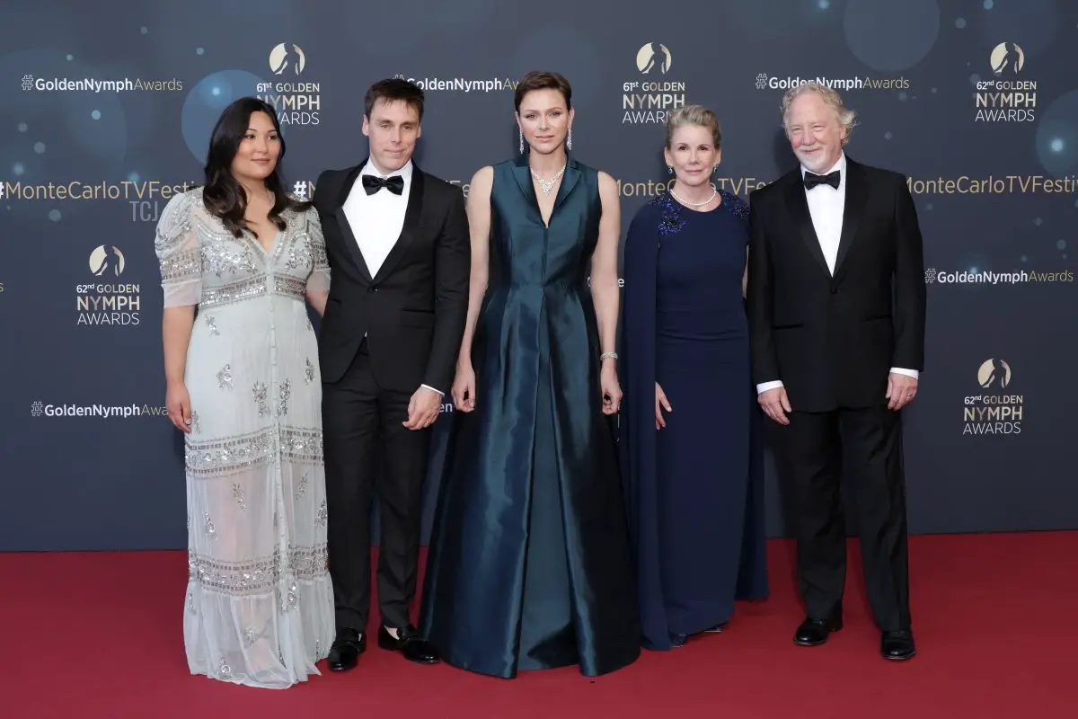 Marie e Louis Ducruet, la Principessa Charlene di Monaco, Melissa Gilbert e Timothy Busfield partecipano alla cerimonia di premiazione dei Golden Nymph Awards durante il 62° Festival della Televisione di Monte-Carlo a Monaco il 20 giugno 2023 (Pascal Le Segretain/Getty Images)