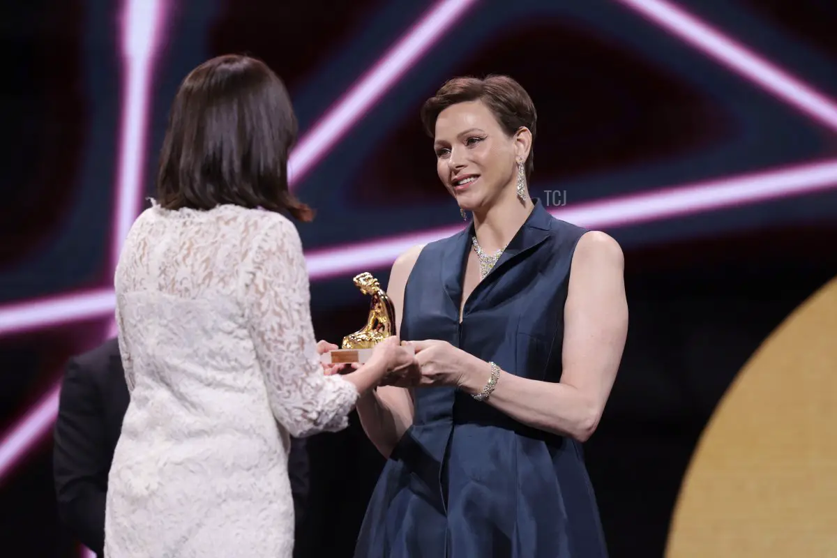 La Principessa Charlene di Monaco consegna premi durante la cerimonia di premiazione dei Golden Nymph Awards durante il 62° Festival della Televisione di Monte-Carlo a Monaco il 20 giugno 2023 (Pascal Le Segretain/Getty Images)