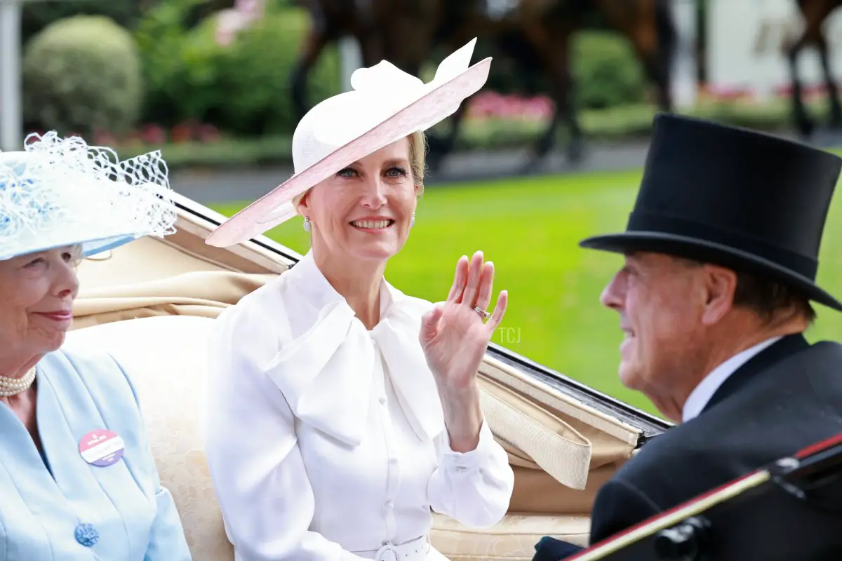 Lady Sarah Keswick, Duchessa di Edimburgo, e Lord Soames partecipano al secondo giorno di Royal Ascot all'ippodromo di Ascot il 21 giugno 2023 in Ascot, Inghilterra (Chris Jackson/Getty Images)