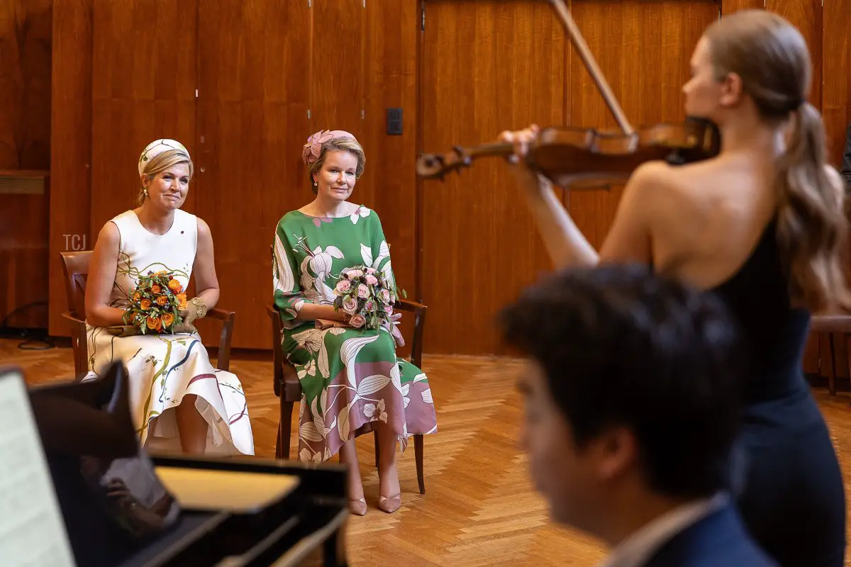 La Regina Matilde dei Belgi e la Regina Maxima dei Paesi Bassi visitano la Cappella Musicale di Regina Elisabetta il 21 giugno 2023 a Waterloo, Belgio (JAMES ARTHUR GEKIERE/Belga/AFP via Getty Images)