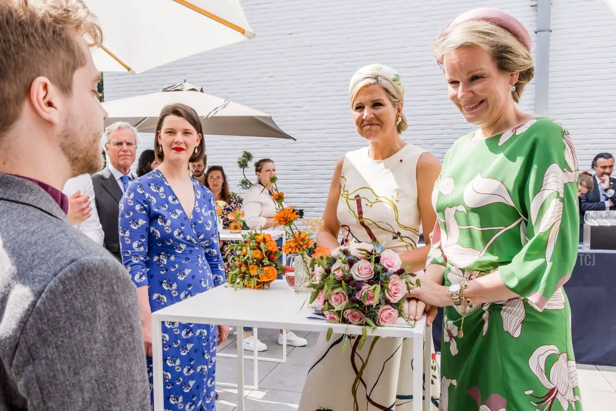 La Regina Maxima dei Paesi Bassi e la Regina Matilde dei Belgi incontrano residenti locali mentre visitano l'Istituto St-Andre a Charleroi il 21 giugno 2023 (GEERT VANDEN WIJNGAERT/Belga/AFP via Getty Images)