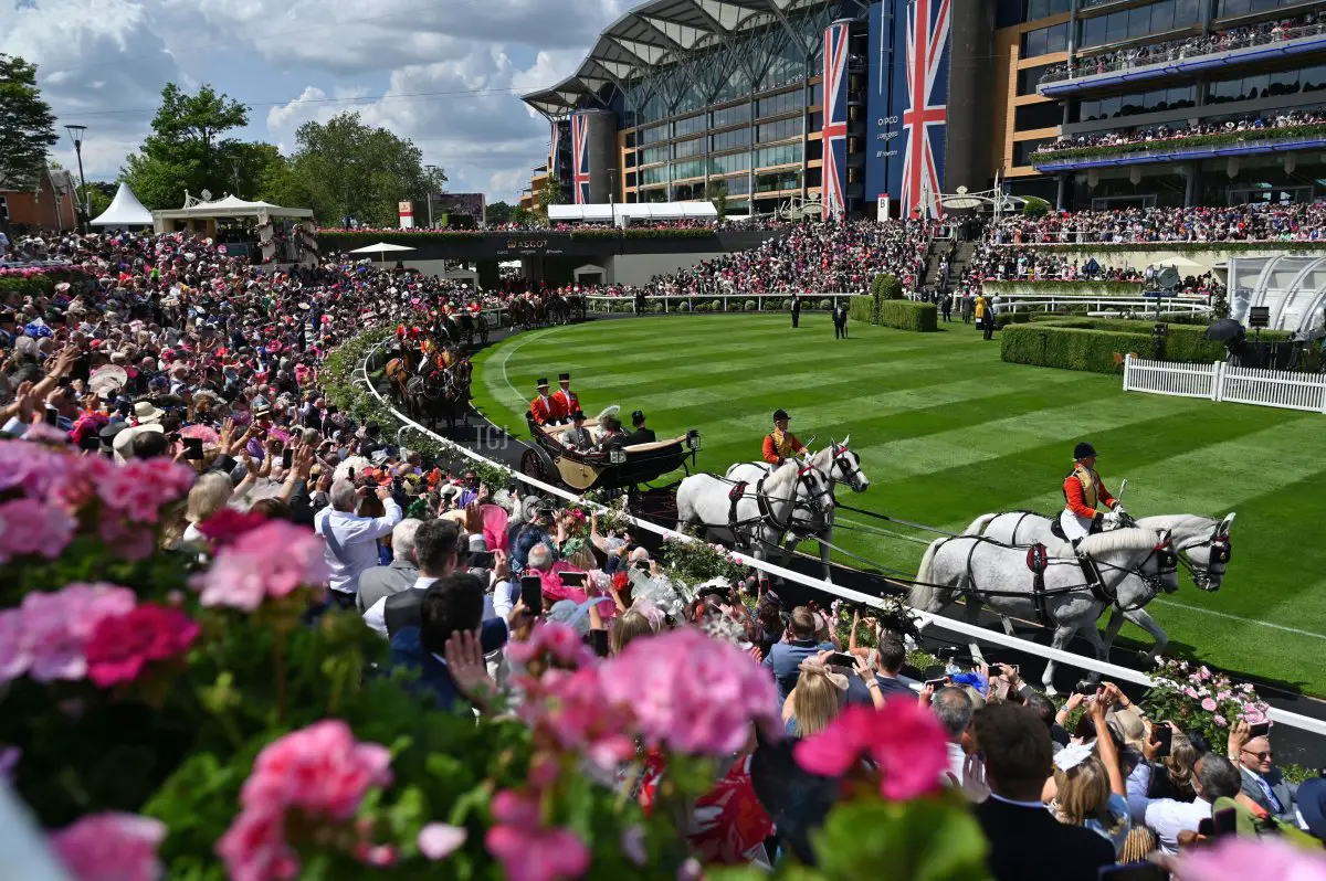 Il Re Carlo III e la Regina Camilla arrivano in carrozza il terzo giorno della riunione ippica di Royal Ascot ad Ascot, a ovest di Londra, il 22 giugno 2023 (JUSTIN TALLIS/AFP via Getty Images)