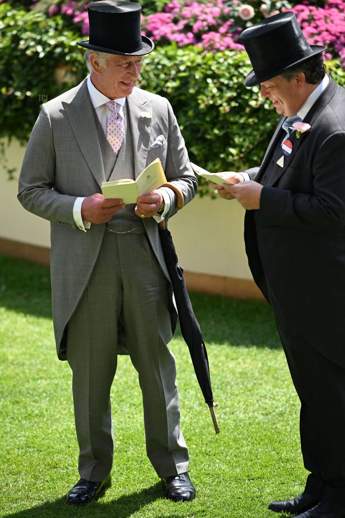 Il Re Carlo III parla con Francis Brooke il terzo giorno della riunione ippica di Royal Ascot ad Ascot, a ovest di Londra, il 22 giugno 2023 (JUSTIN TALLIS/AFP via Getty Images)