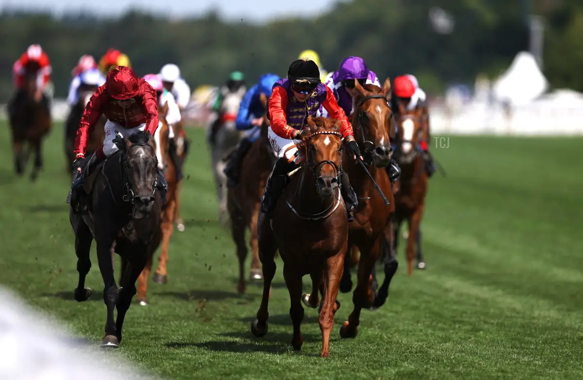 Desert Hero, montato da Tom Marquand (e di proprietà del Re Carlo III e della Regina Camilla), taglia il traguardo per vincere il King George V Stakes durante il terzo giorno dell'Royal Ascot presso l'Ascot Racecourse il 22 giugno 2023 (Alex Pantling/Getty Images)