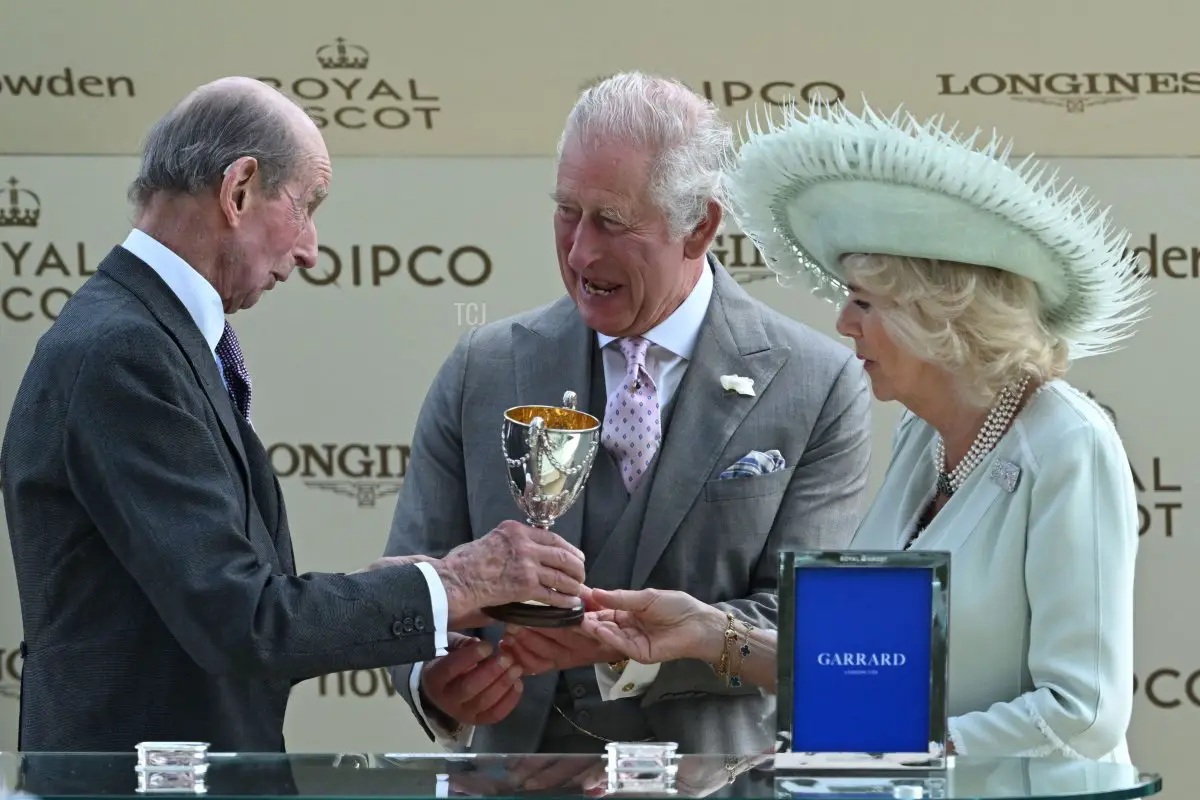 Il Duca di Kent presenta un trofeo al Re Carlo III e alla Regina Camilla dopo la vittoria del loro cavallo, Desert Hero, nel King George V Stakes durante il terzo giorno della riunione ippica di Royal Ascot ad Ascot, a ovest di Londra, il 22 giugno 2023 (JUSTIN TALLIS/AFP via Getty Images)