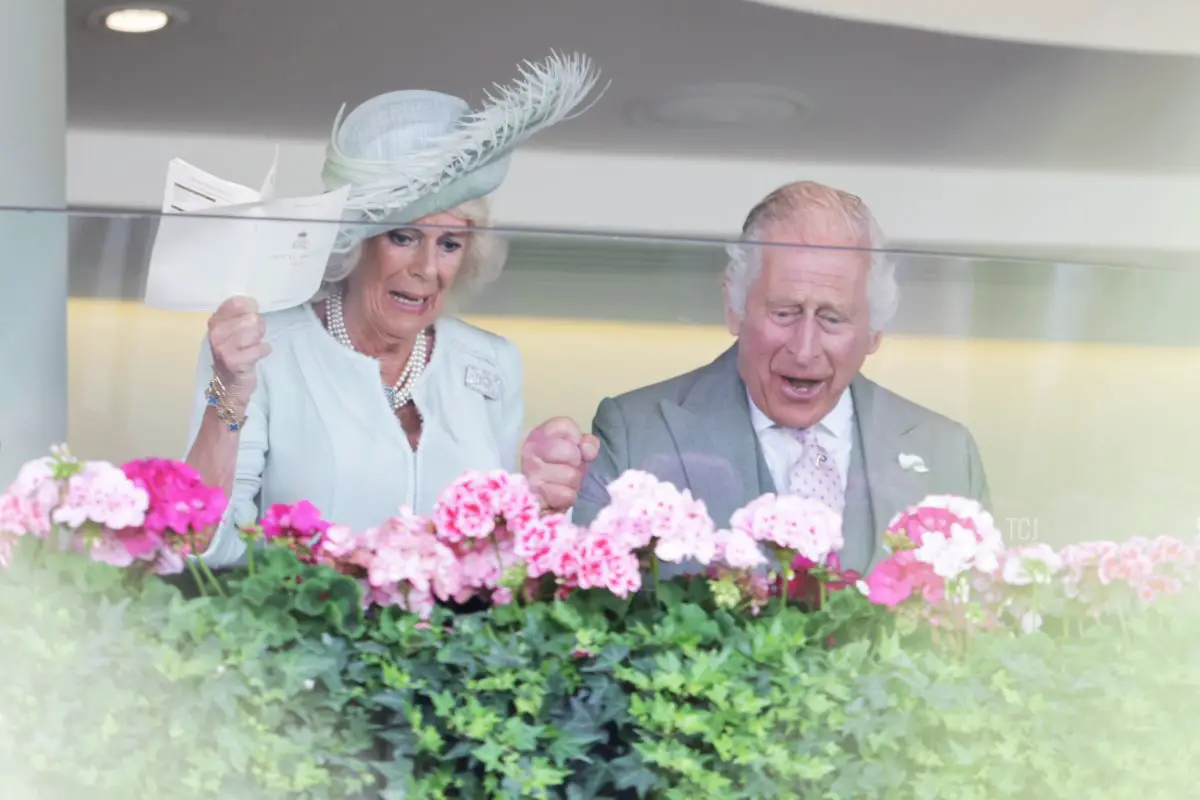 La Regina Camilla e il Re Carlo III incoraggiano il loro cavallo vincente Desert Hero nel terzo giorno dell'Royal Ascot presso l'Ascot Racecourse il 22 giugno 2023 (Chris Jackson/Getty Images)