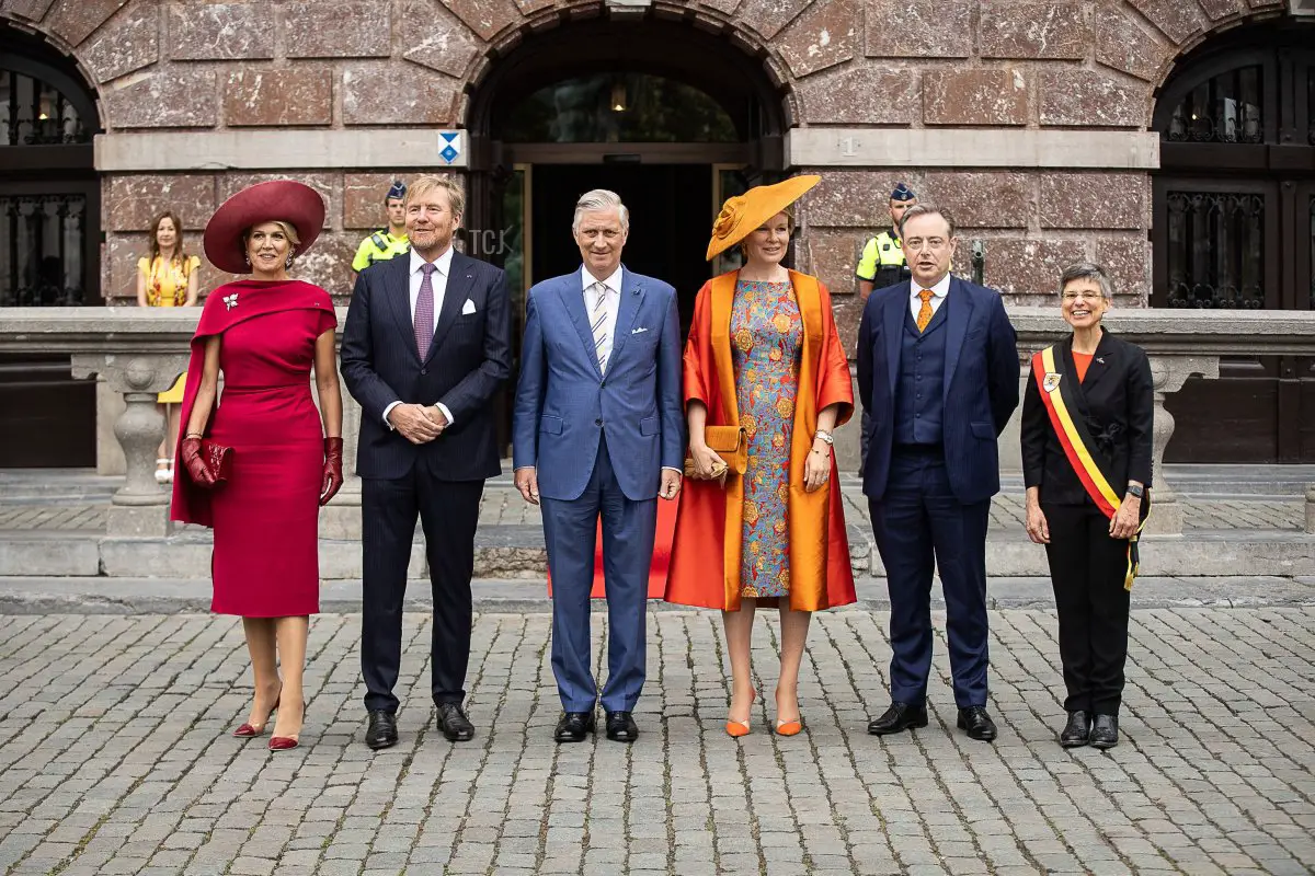 Il Re e la Regina dei Paesi Bassi e il Re e la Regina dei Belgi, con il Sindaco Bart De Wever e il Governatore Provinciale Cathy Berx, sono fotografati durante una visita al Municipio di Anversa nel terzo e ultimo giorno della visita ufficiale del coppia reale olandese in Belgio, 22 giugno 2023 (JAMES ARTHUR GEKIERE/Belga/AFP via Getty Images)