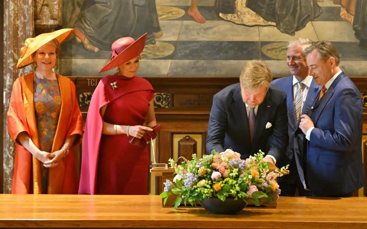 La Regina dei Belgi, la Regina dei Paesi Bassi, il Re dei Paesi Bassi, il Re dei Belgi, e il Sindaco Bart De Wever sono fotografati durante una visita al Municipio di Anversa nel terzo e ultimo giorno della visita ufficiale del coppia reale olandese in Belgio, 22 giugno 2023 (PHILIP REYNAERS/BELGA MAG/AFP via Getty Images)