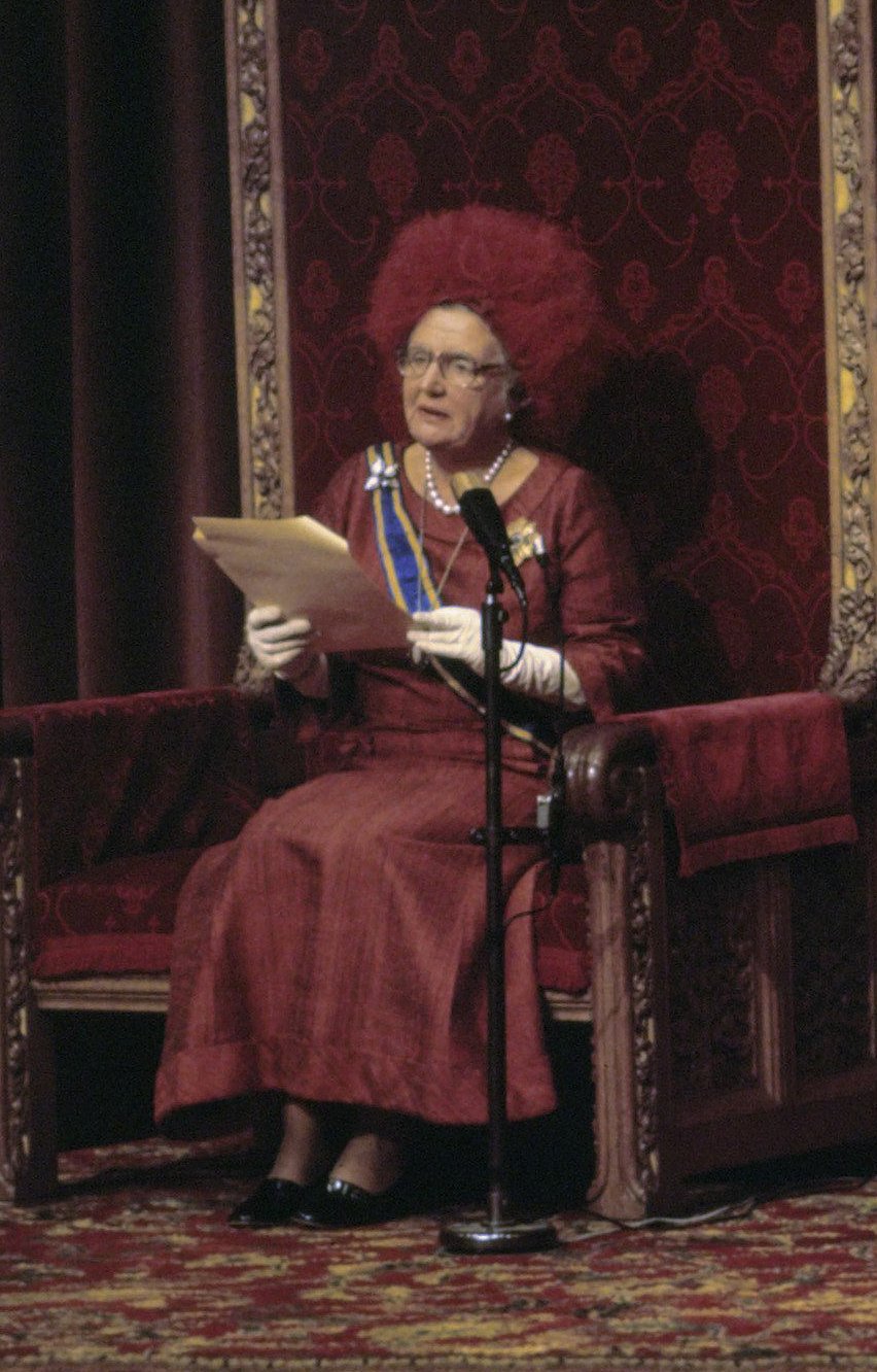 La Regina Giuliana dei Paesi Bassi pronuncia il suo discorso dal trono il Prinsjesdag all'Aia, novembre 1975 (Bert Verhoeff/Anefo/Nationaal Archief/Wikimedia Commons)