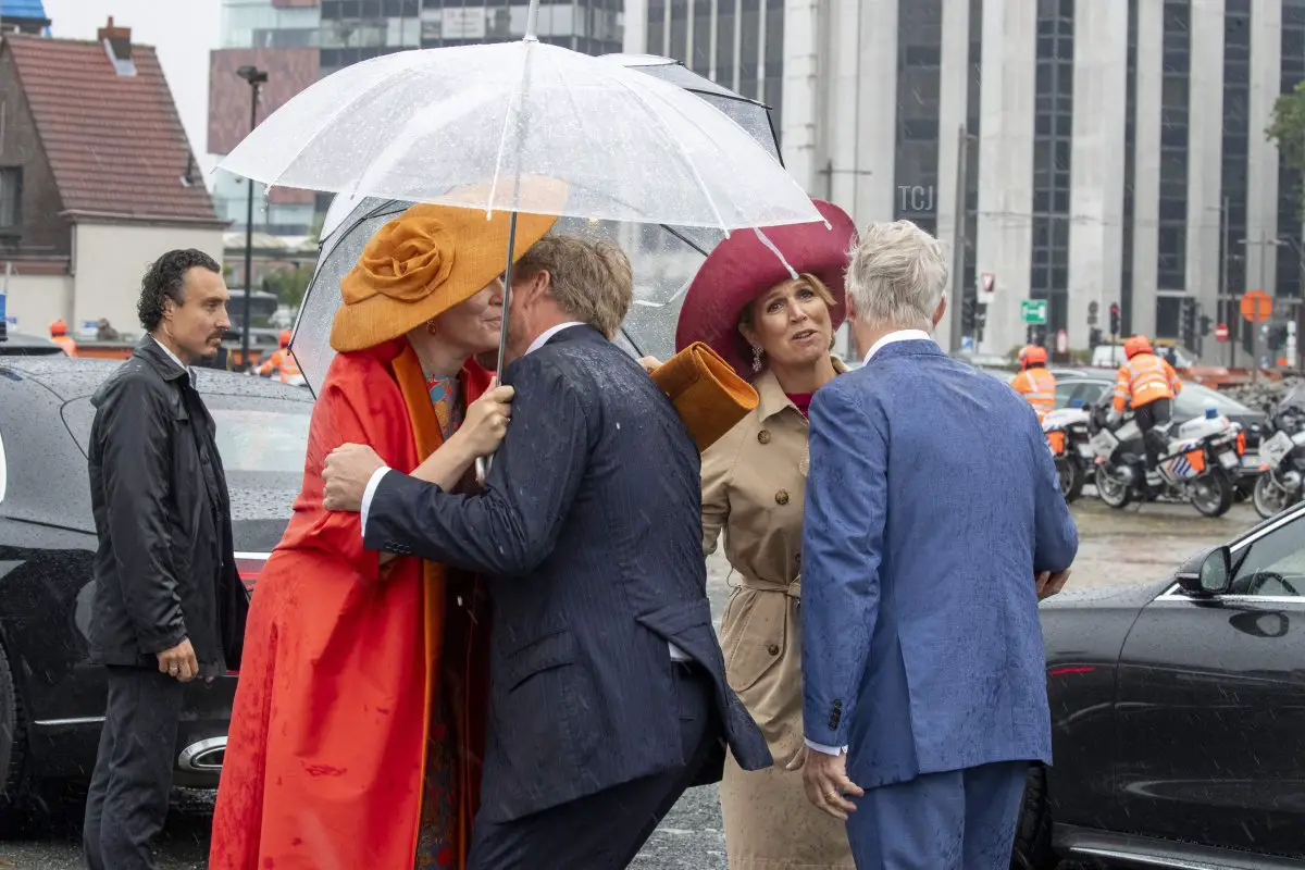 Il Re e la Regina dei Paesi Bassi e il Re e la Regina dei Belgi si danno il bacione durante la cerimonia di addio al terminal crociere del Porto di Anversa, nel terzo e ultimo giorno della visita ufficiale del coppia reale olandese in Belgio, 22 giugno 2023 (NICOLAS MAETERLINCK/BELGA MAG/AFP via Getty Images)