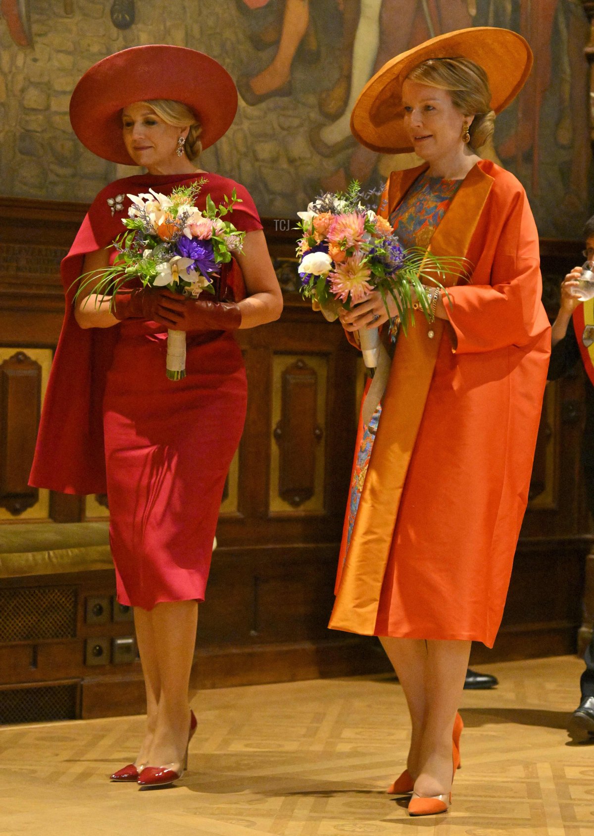 La Regina dei Belgi e la Regina dei Paesi Bassi sono fotografate durante una visita al Municipio di Anversa nel terzo e ultimo giorno della visita ufficiale del coppia reale olandese in Belgio, 22 giugno 2023 (PHILIP REYNAERS/BELGA MAG/AFP via Getty Images)