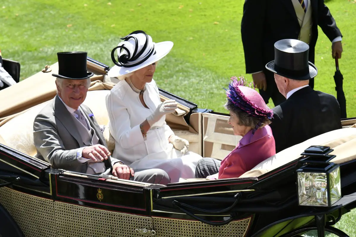 Il Re e la Regina e il Duca e la Duchessa di Devonshire partecipano al quarto giorno di Royal Ascot il 23 giugno 2023 (Kirstin Sinclair/Getty Images per Royal Ascot)