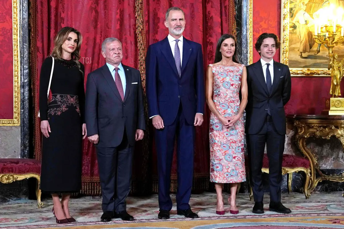 Il Re e la Regina di Spagna ospitano il Re e la Regina di Giordania, accompagnati dal Principe Hashem, per un pranzo ufficiale al Palazzo Reale di Madrid, 19 giugno 2023 (PAUL WHITE/POOL/AFP tramite Getty Images)