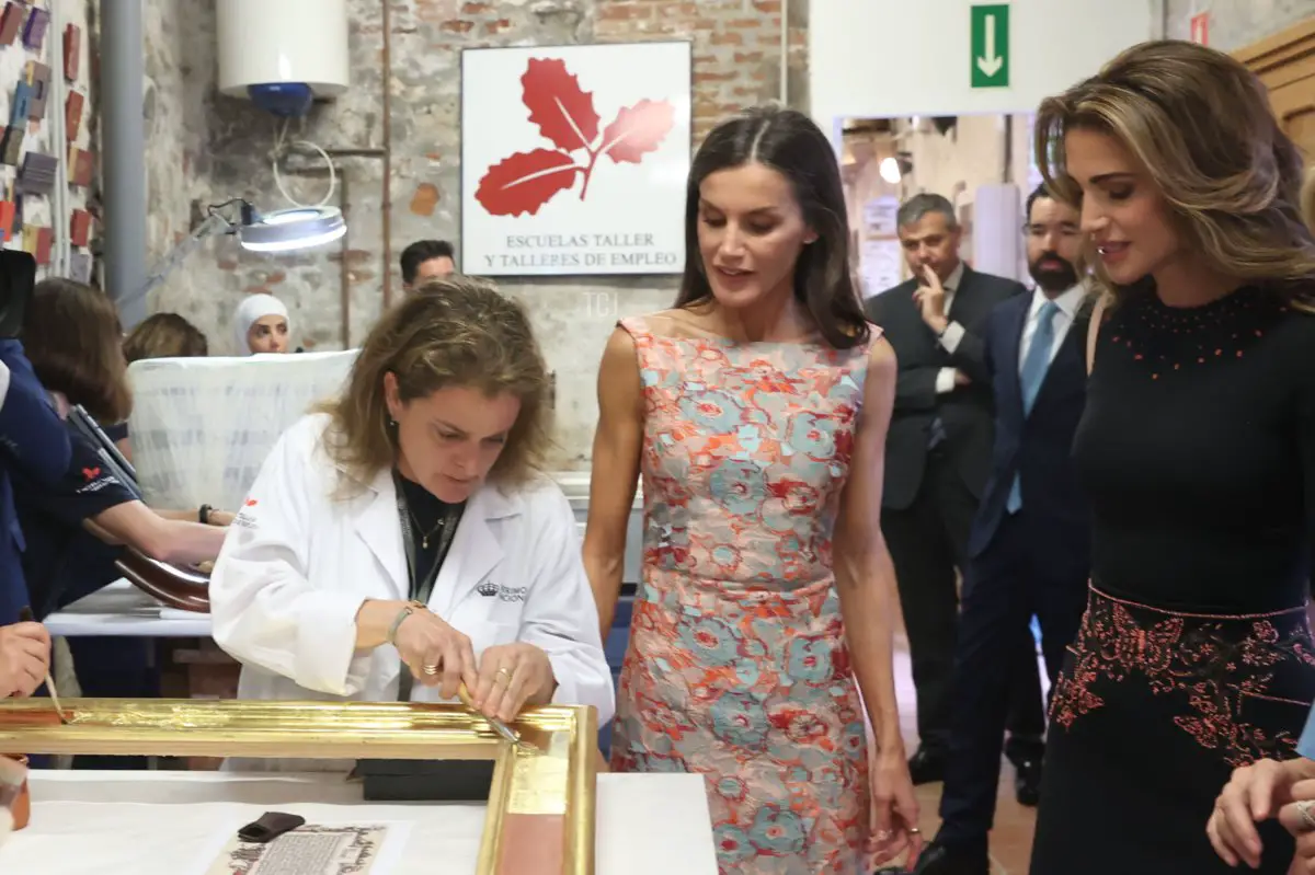 La Regina di Giordania e la Regina di Spagna visitano la scuola e i laboratori di impiego dell'Istituto del Patrimonio Nazionale al Palazzo Reale il 19 giugno 2023 a Madrid, Spagna (Casa di S.M. el Rey/Spagnola Casa Reale tramite Getty Images)