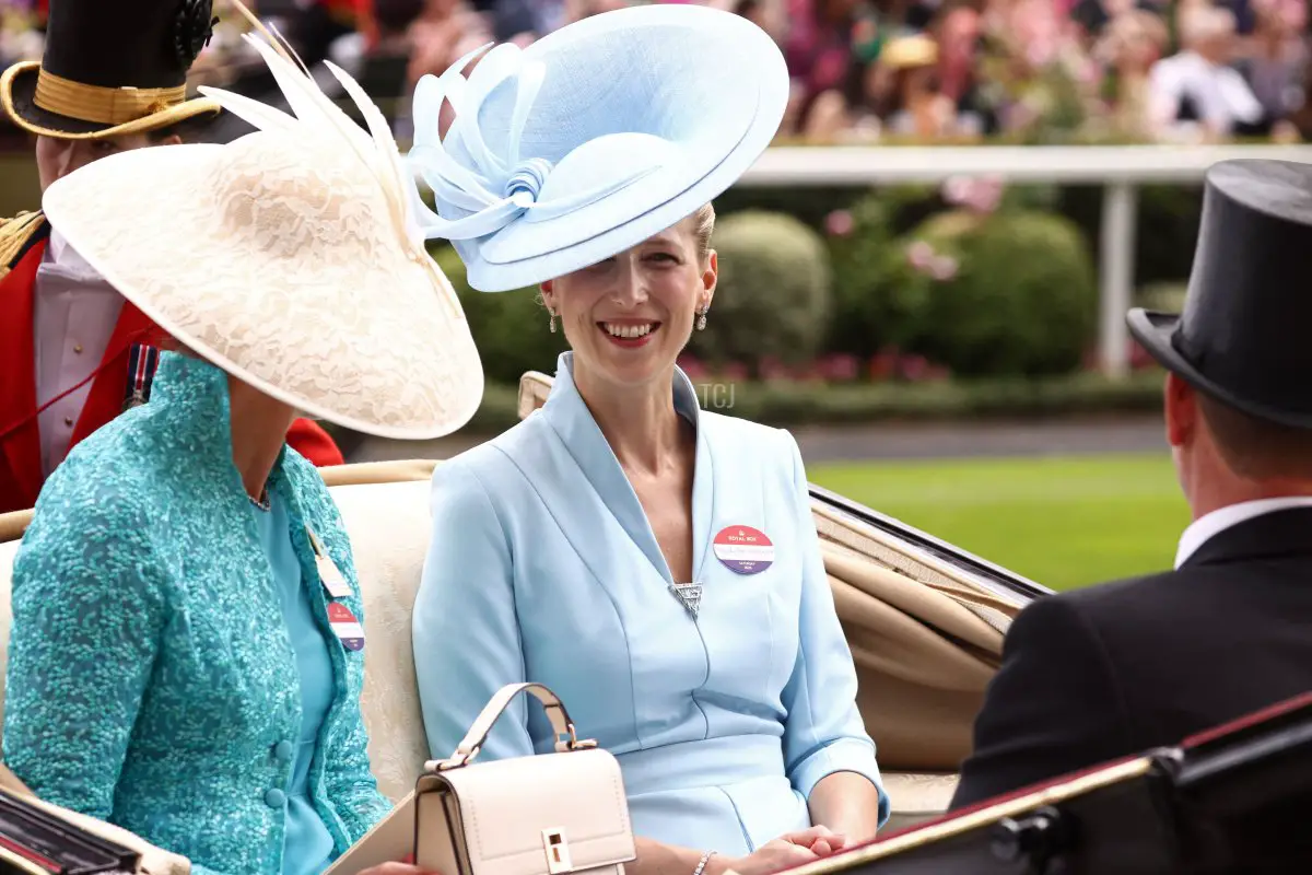 Anna-Lisa Balding e Lady Gabriella Kingston partecipano al quinto giorno di Royal Ascot il 24 giugno 2023 (HENRY NICHOLLS/AFP via Getty Images)