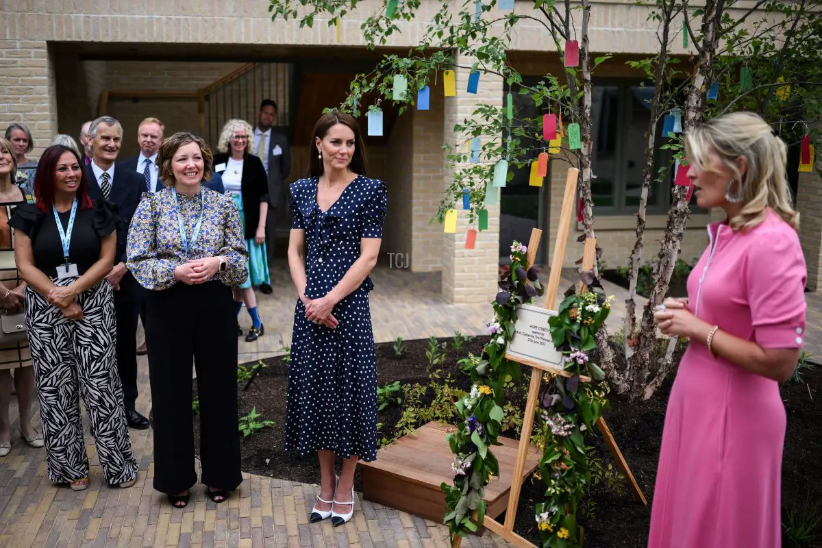 La Principessa di Galles ascolta il discorso di Lady Edwina Grosvenor durante l'apertura di Hope Street il 27 giugno 2023 a Southampton, Inghilterra (Daniel Leal - WPA Pool/Getty Images)