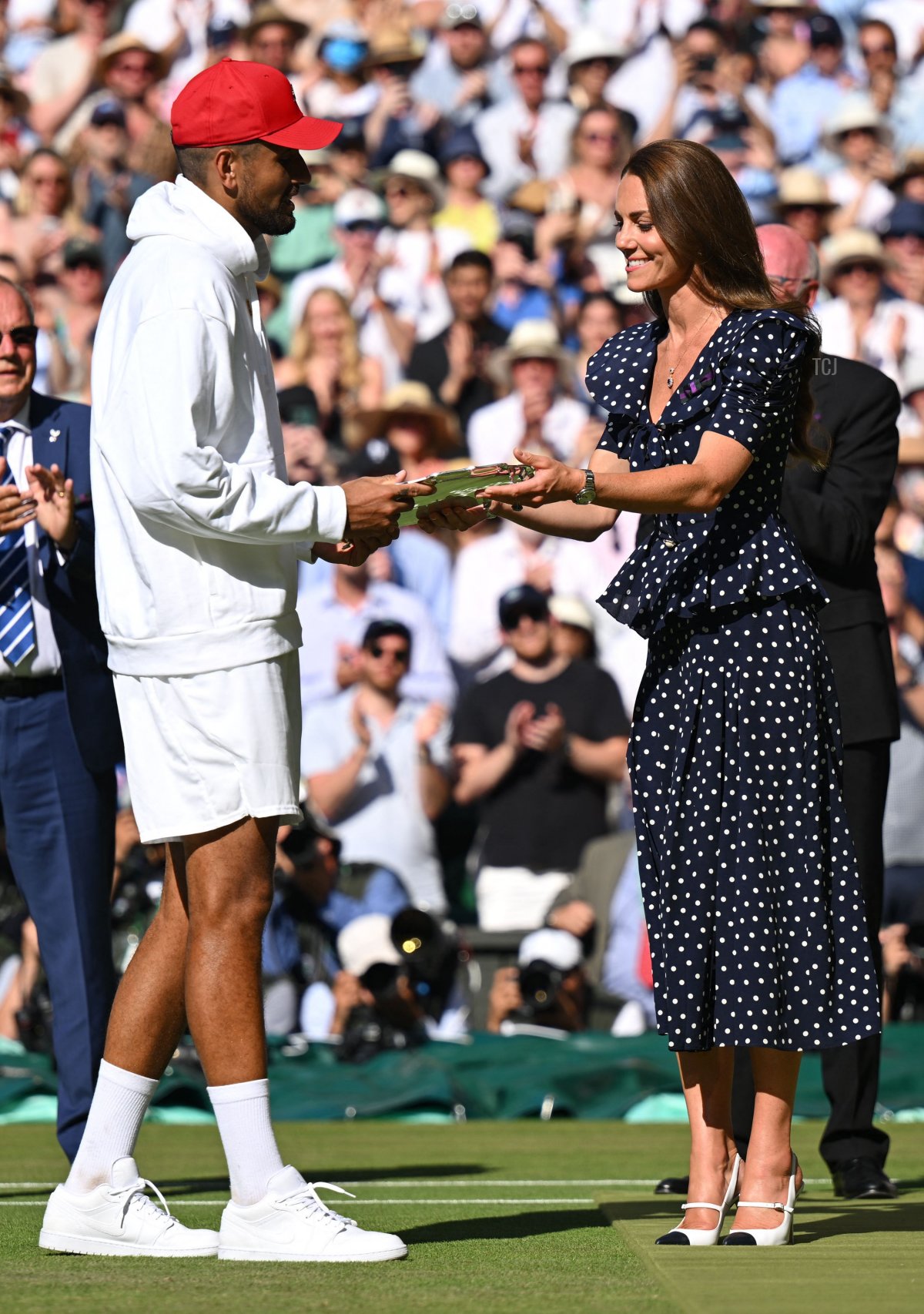 Nick Kyrgios riceve il trofeo del secondo classificato dalla Duchessa di Cambridge dopo la finale del torneo maschile di singolo dei Campionati di Wimbledon 2022 presso l'All England Tennis Club a Wimbledon il 10 luglio 2022 (SEBASTIEN BOZON/AFP via Getty Images)