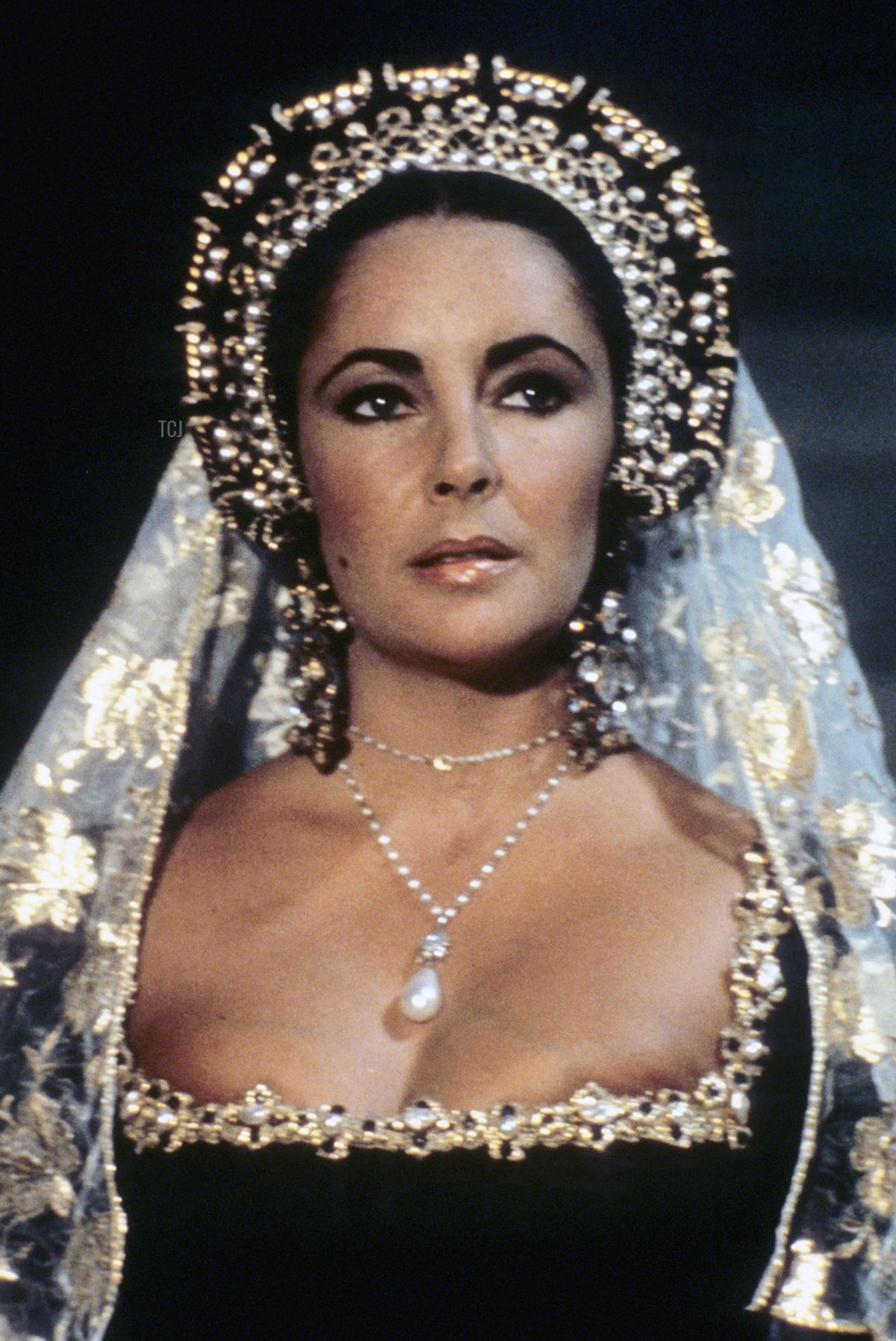 Elizabeth Taylor indossa La Peregrina mentre gira un cameo in Anna dei mille giorni, 1969 (Collezione Christophel/Alamy)