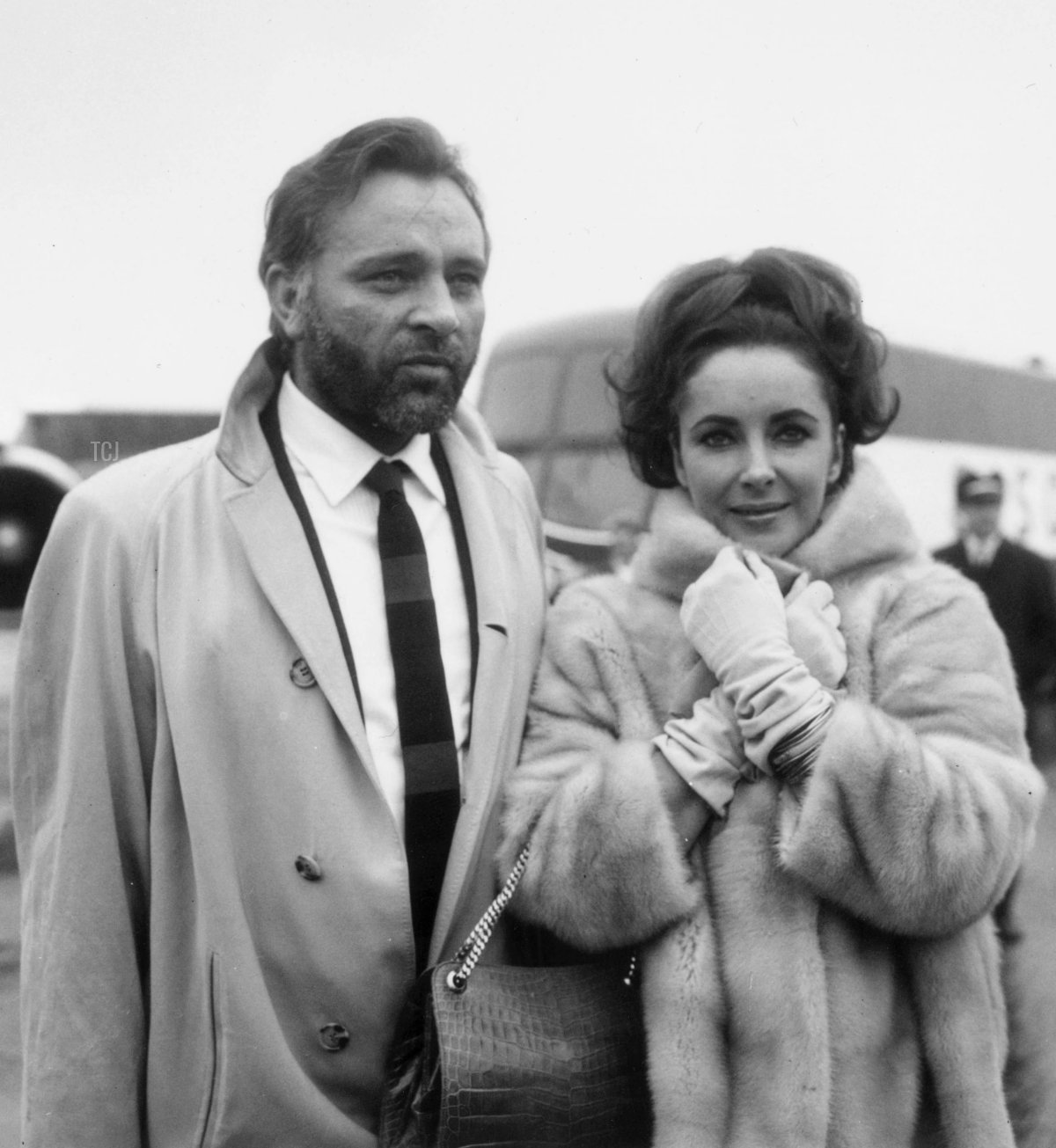 Richard Burton ed Elizabeth Taylor all'Aeroporto di Londra, febbraio 1966 (George Stroud/Express/Getty Images)