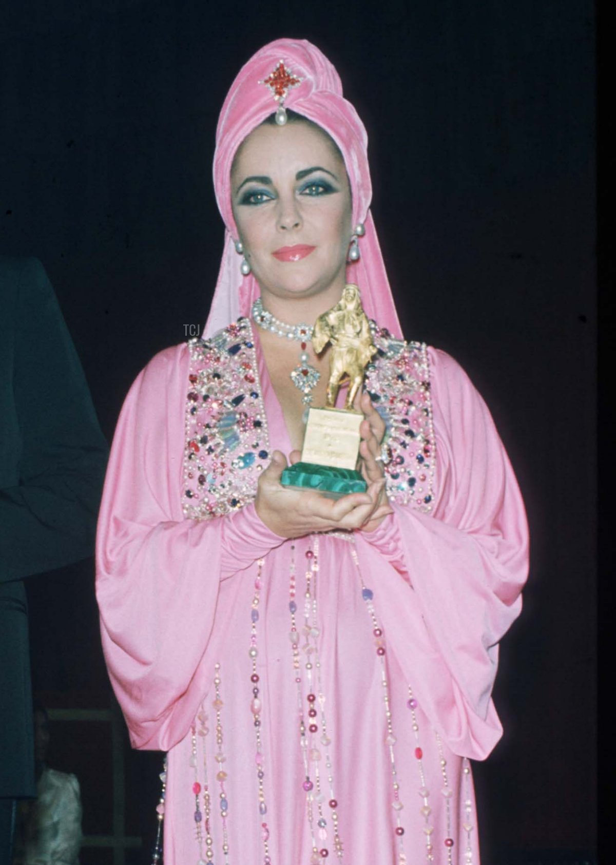 Elizabeth Taylor tiene una statuetta di premio in Italia, gennaio 1973 (Liaison/Getty Images)