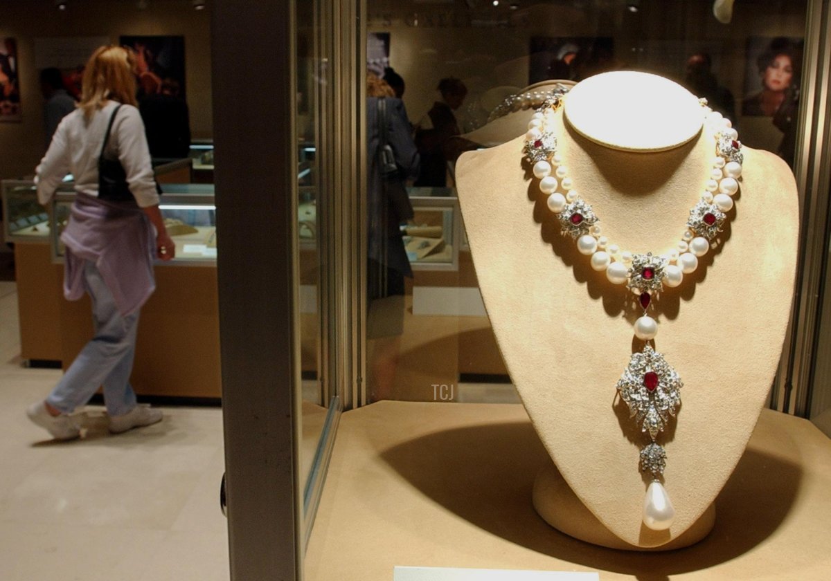 La Peregrina è esposta presso Christie's nel Rockefeller Center di New York in concomitanza con la pubblicazione di 'Elizabeth Taylor: My Love Affair with Jewelry,' 30 settembre 2002 (HENNY RAY ABRAMS/AFP via Getty Images)