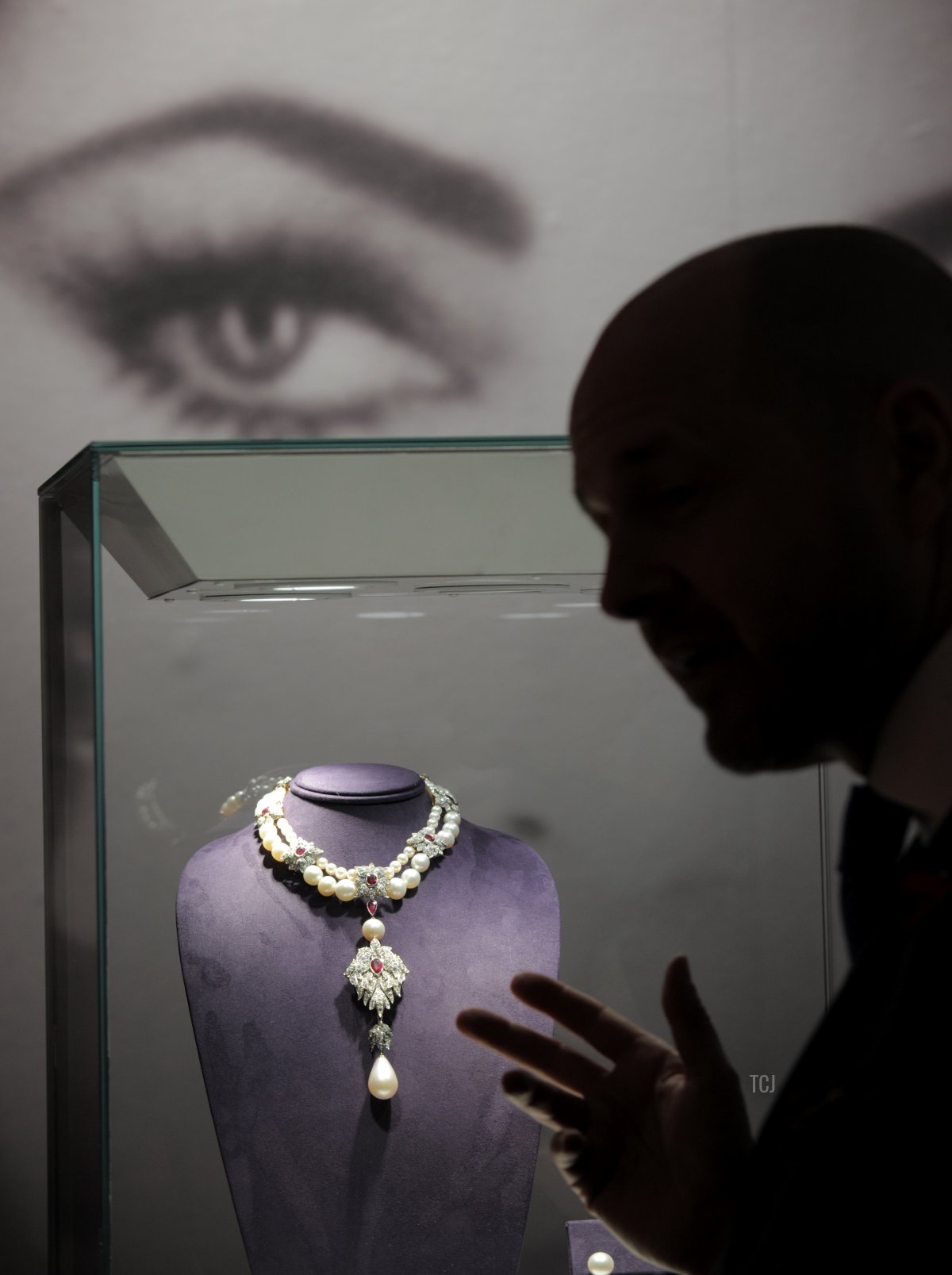 Brett Sherlock, capo di Christie's Canada, parla di 'La Peregrina' durante una preview della collezione di Elizabeth Taylor il 1 dicembre 2011 presso Christie's a New York (STAN HONDA/AFP via Getty Images)