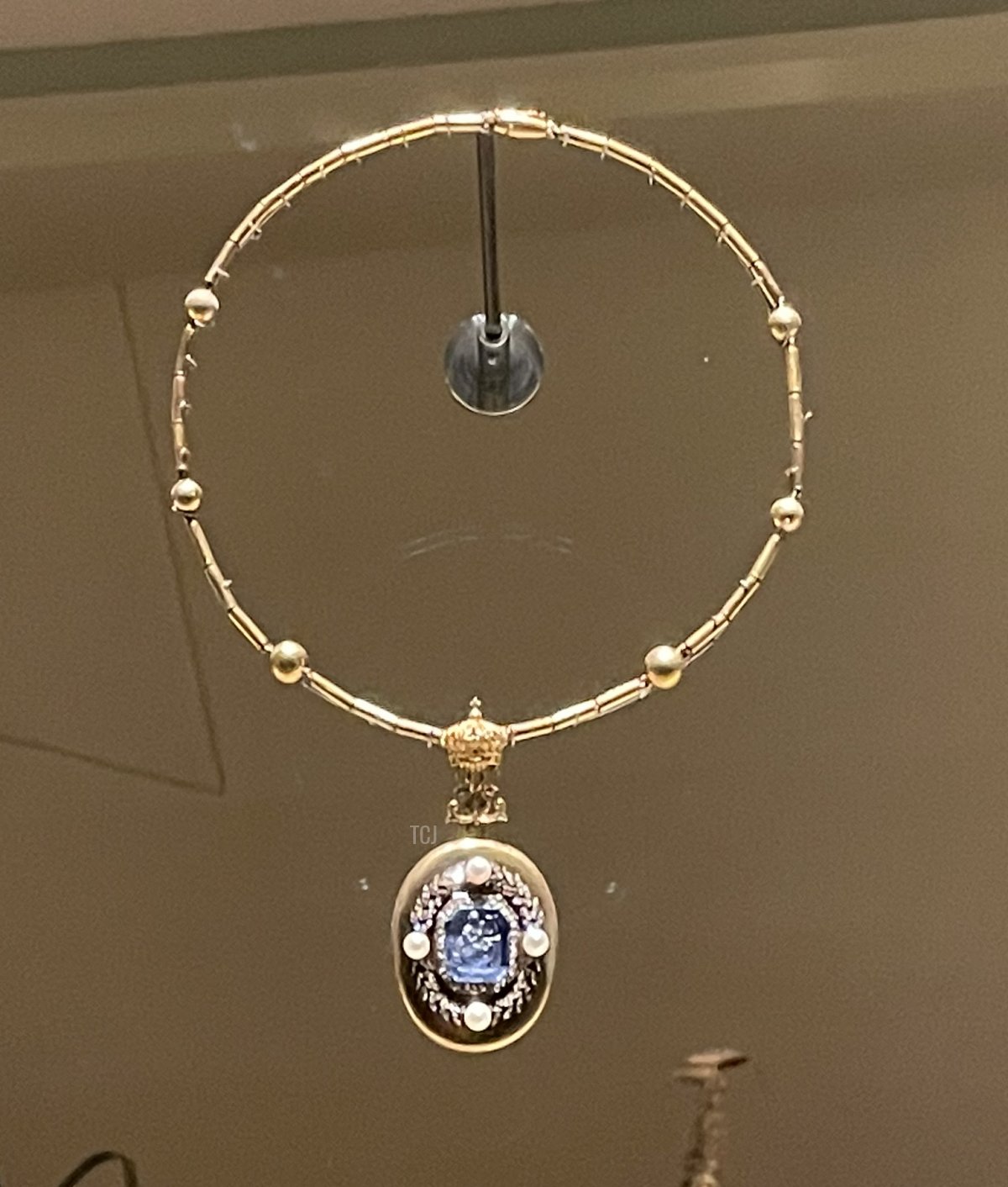 Una collana d'oro, zaffiri, diamanti e perle è esposta presso il Museo Nazionale del Qatar, 2023 (Foto gentilmente condivisa)