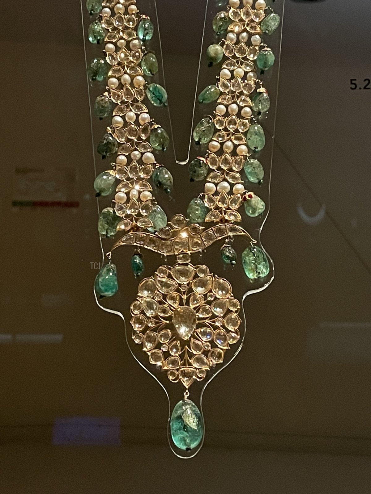 Una collana di smeraldi, diamanti e perle è esposta presso il Museo Nazionale del Qatar, 2023 (Foto gentilmente condivisa)